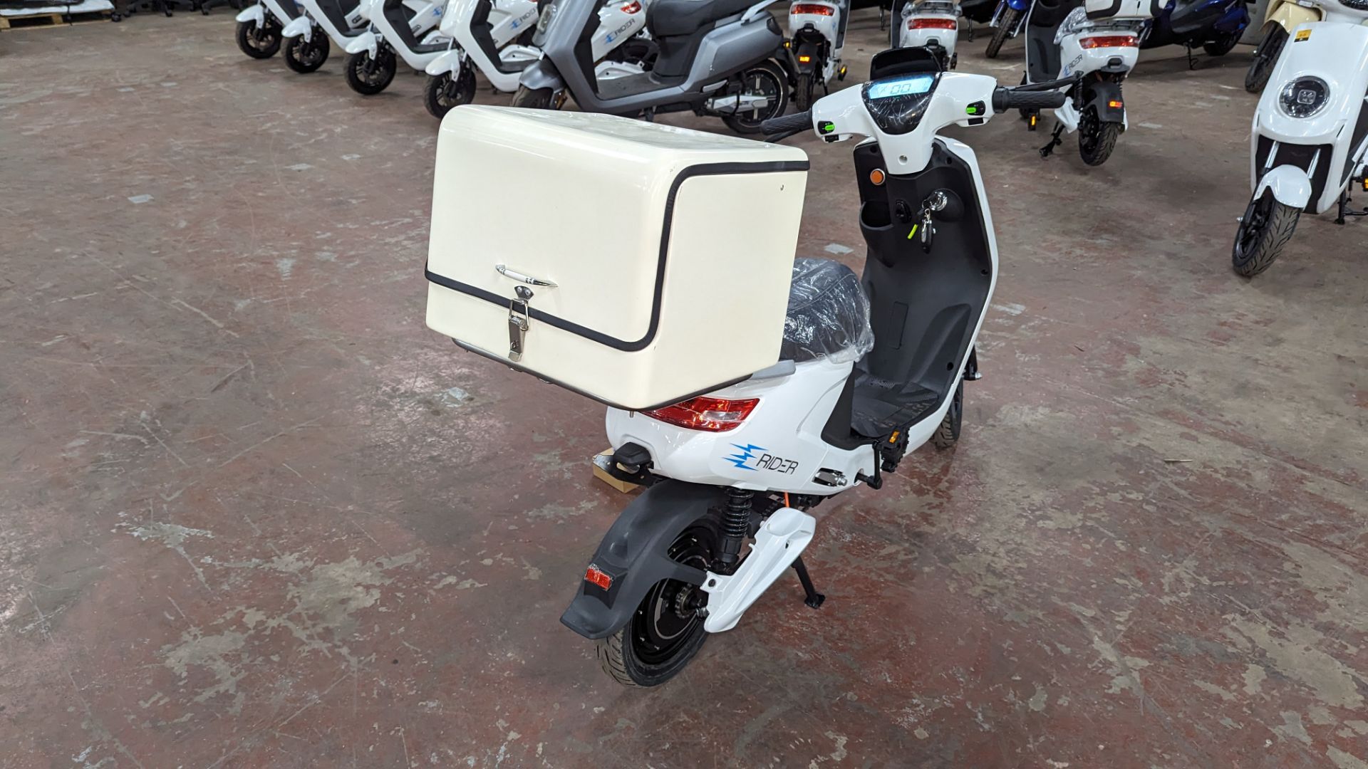 Model 18 Electric Bike: Zero (0) recorded miles, white body with black detailing, insulated box moun - Image 5 of 14