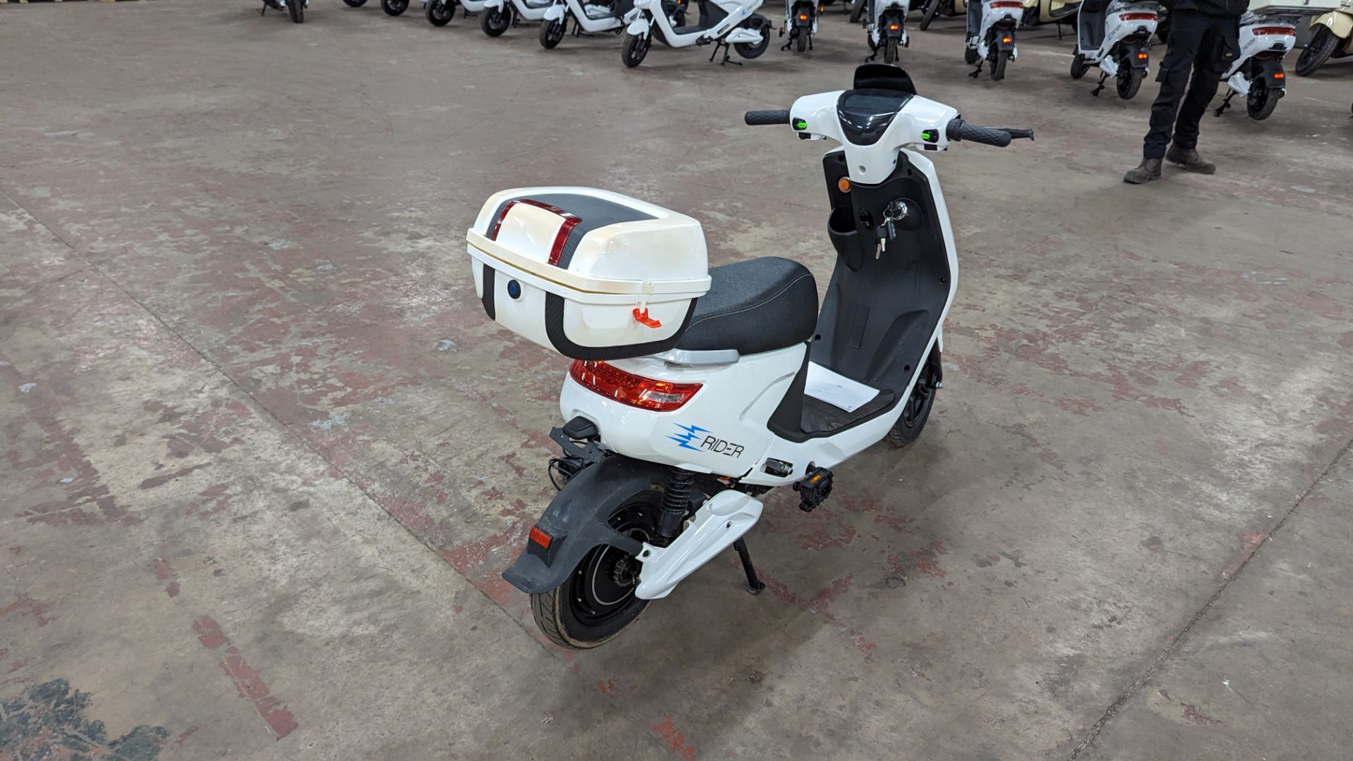 Model 18 Electric Bike: Used/low miles, white body with black detailing. This bike is not brand new, - Image 5 of 13