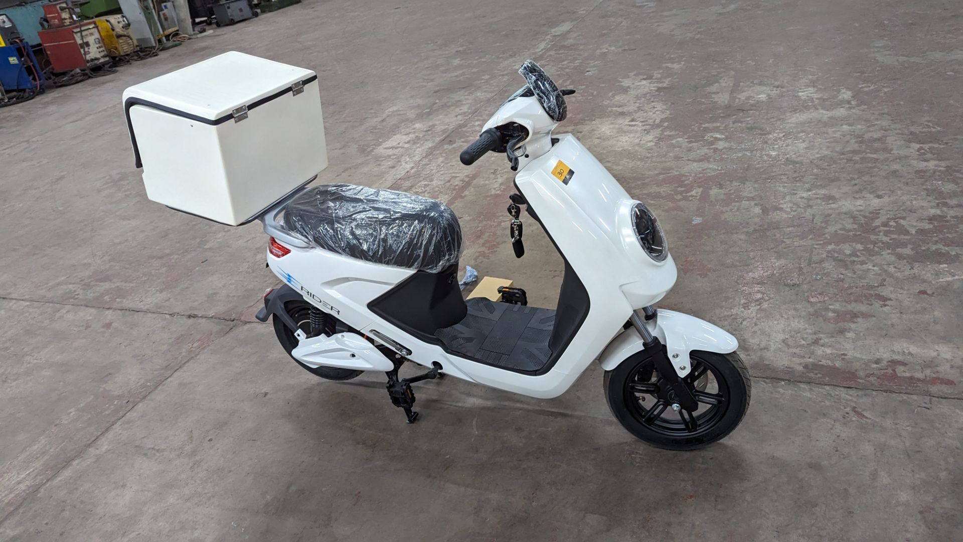 Model 18 Electric Bike: Zero (0) recorded miles, white body with black detailing, insulated box moun - Image 6 of 16