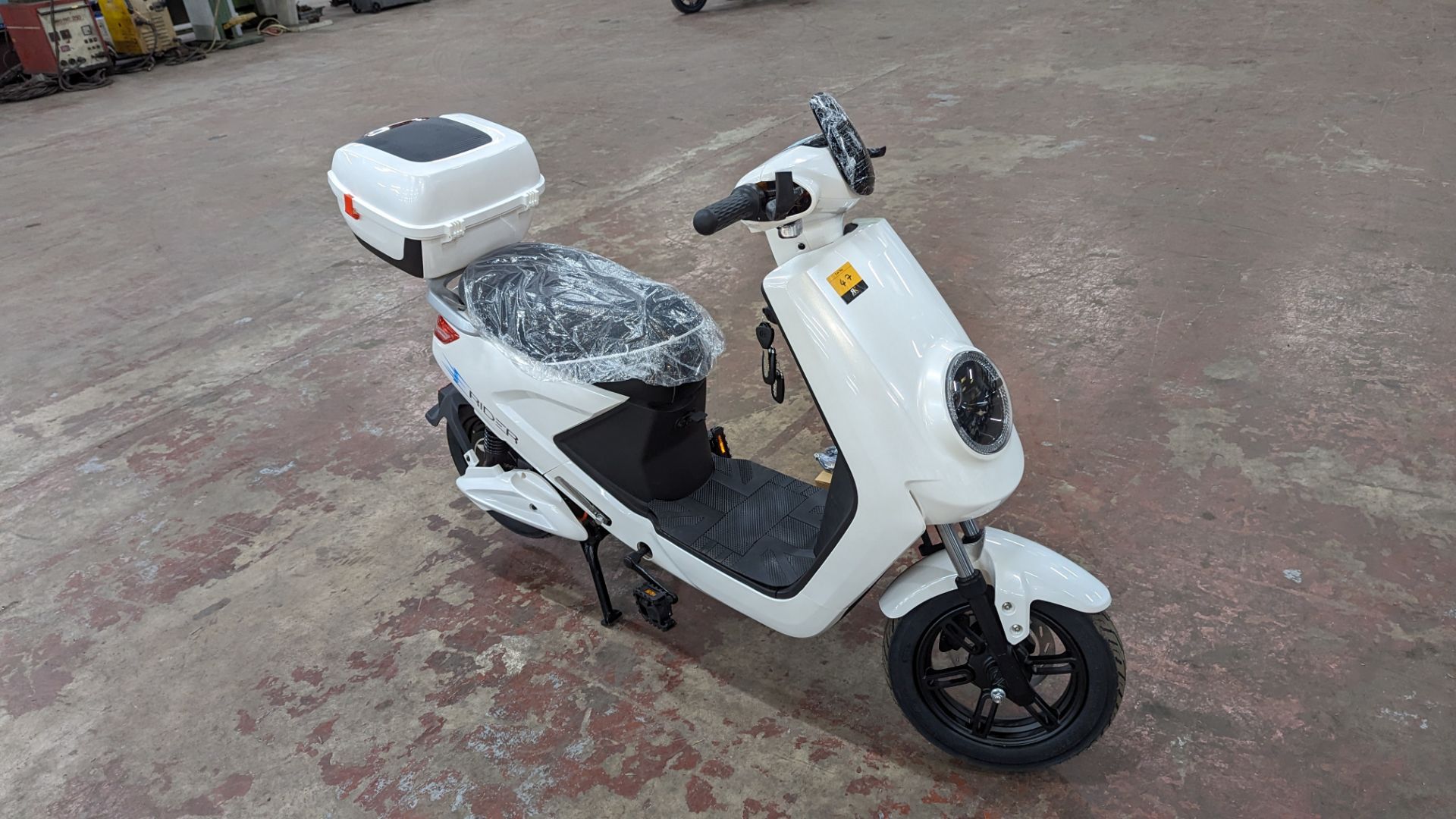 Model 18 Electric Bike: Zero (0) recorded miles, white body with black detailing, lockable storage b - Image 7 of 14