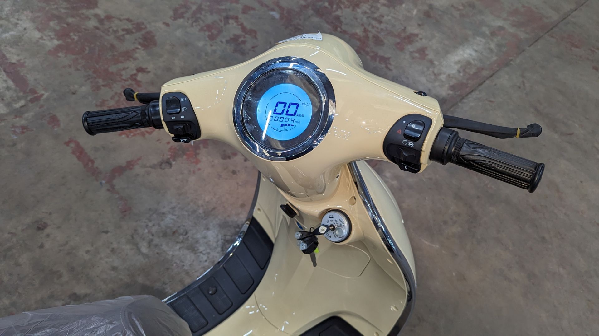 Model 30 Roma Electric Moped: Delivery Miles (no more than 4 recorded km on the odometer), cream/bei - Image 10 of 16