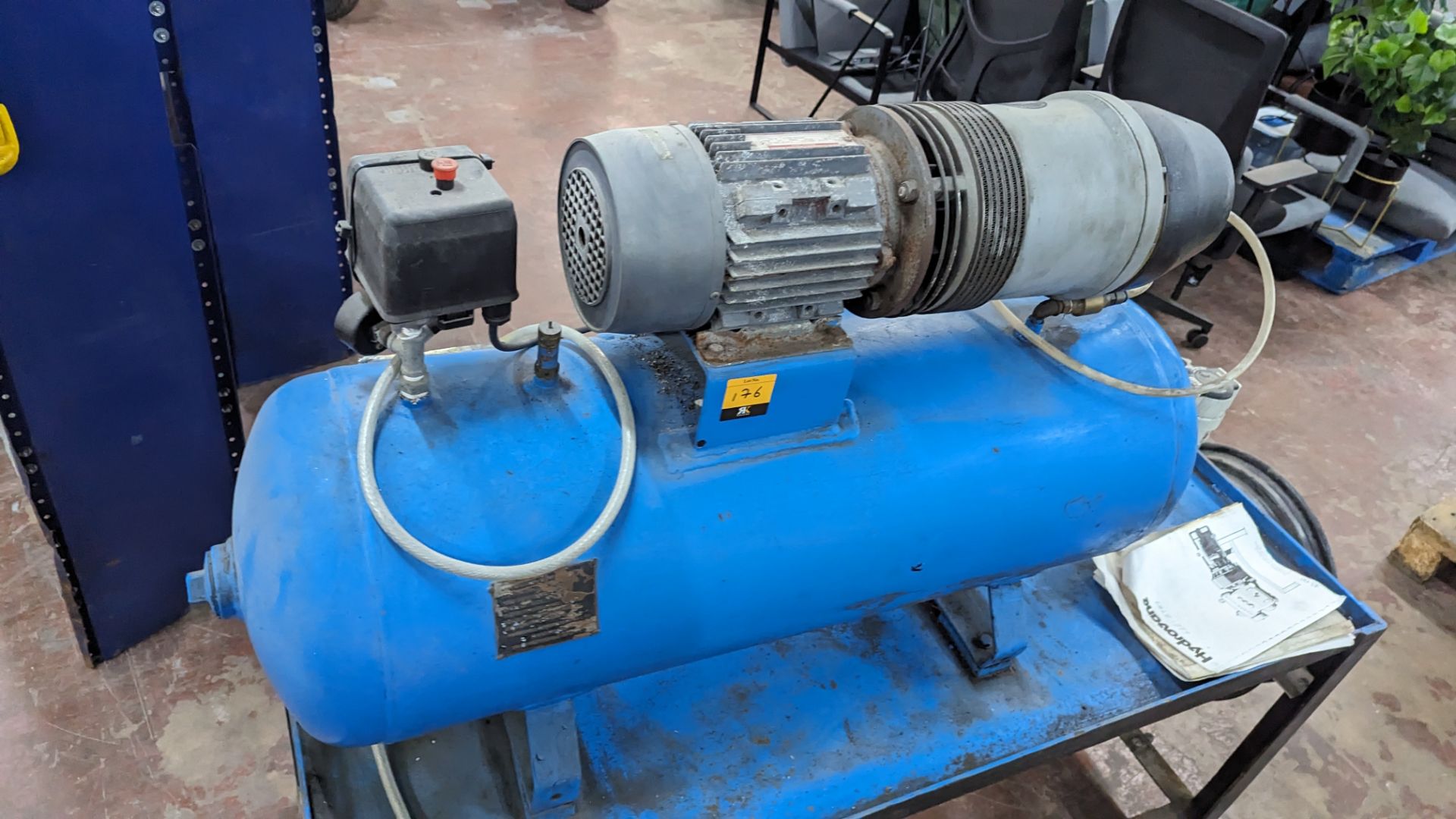 Hydrovane all in one compressor with welded horizontal air receiver, mounted on heavy duty metal tab - Image 8 of 11