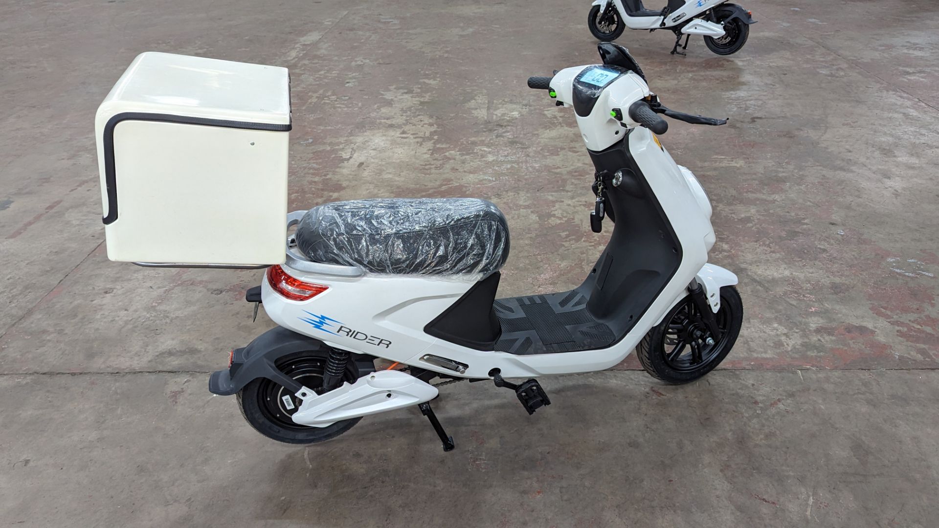 Model 18 Electric Bike: Zero (0) recorded miles, white body with black detailing, insulated box moun - Image 6 of 14