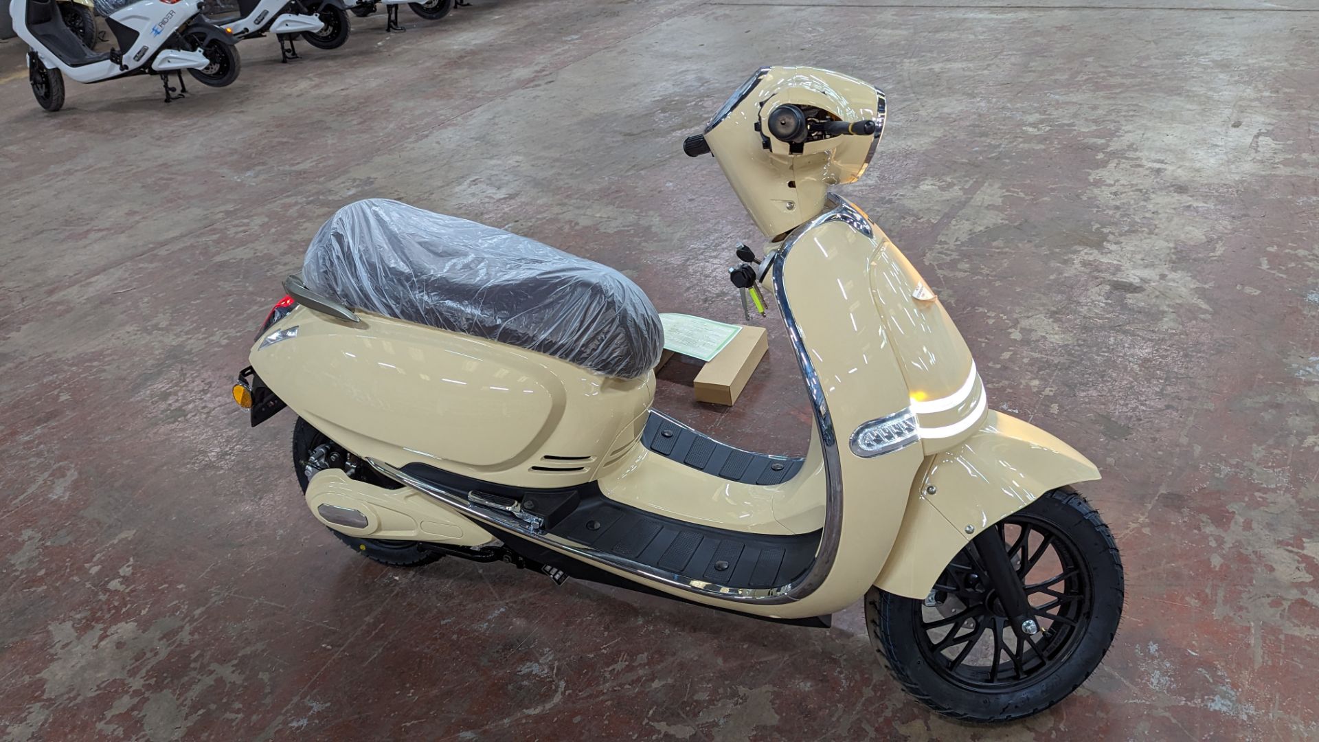 Model 30 Roma Electric Moped: Delivery Miles (no more than 4 recorded km on the odometer), cream/bei - Image 7 of 17