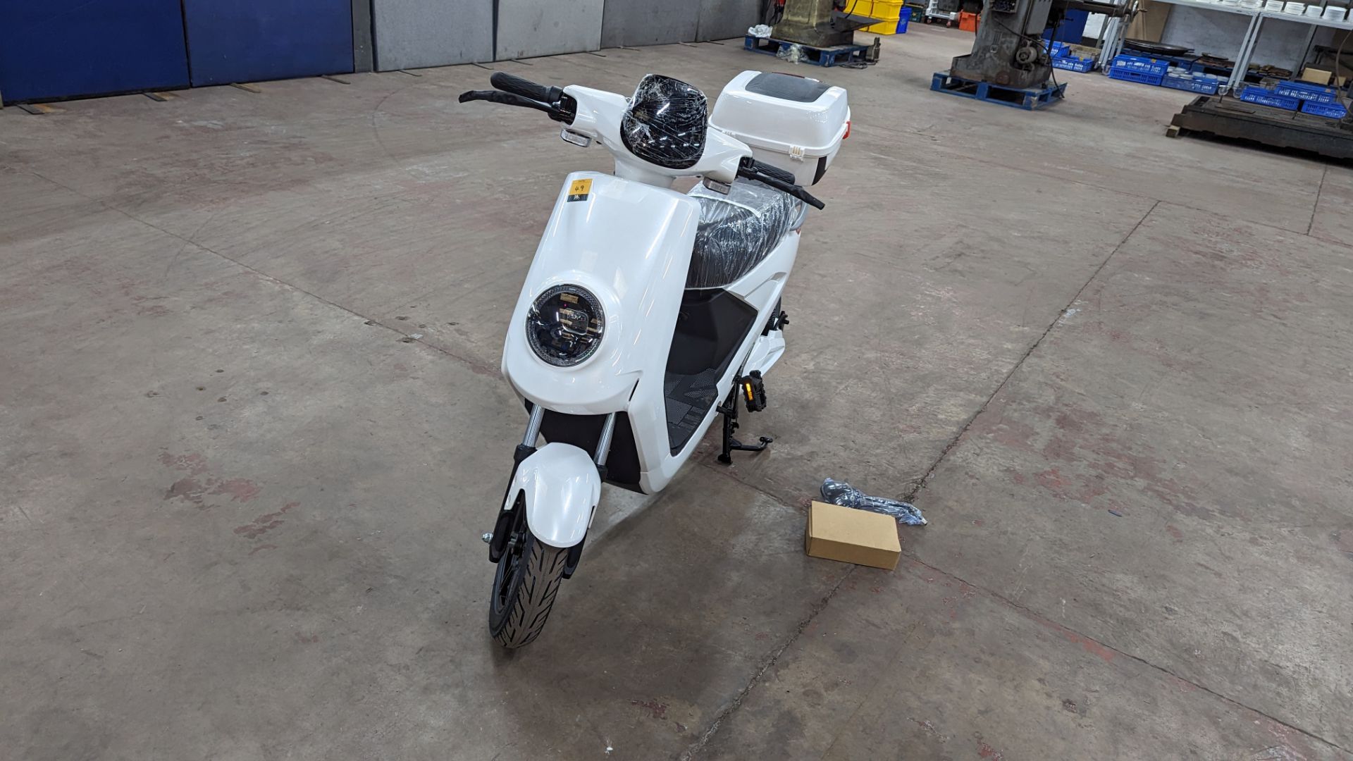 Model 18 Electric Bike: Zero (0) recorded miles, white body with black detailing, lockable storage b - Image 8 of 13