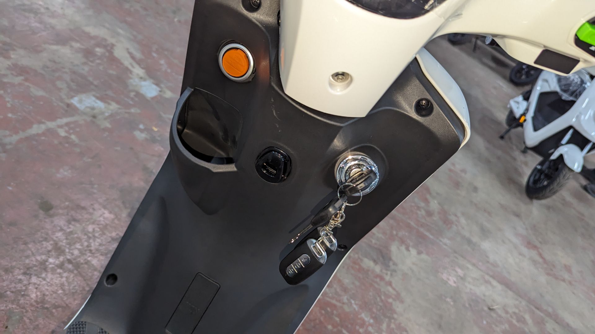 Model 18 Electric Bike: Zero (0) recorded miles, white body with black detailing, insulated box moun - Image 12 of 14