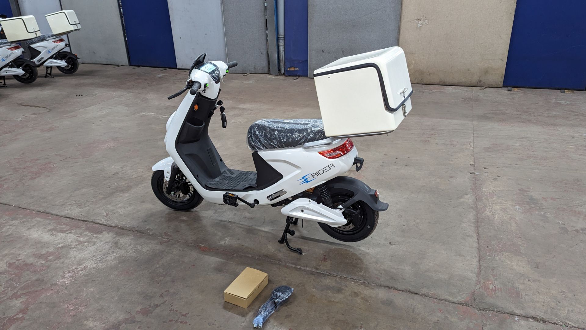 Model 18 Electric Bike: Zero (0) recorded miles, white body with black detailing, insulated box moun - Image 3 of 16