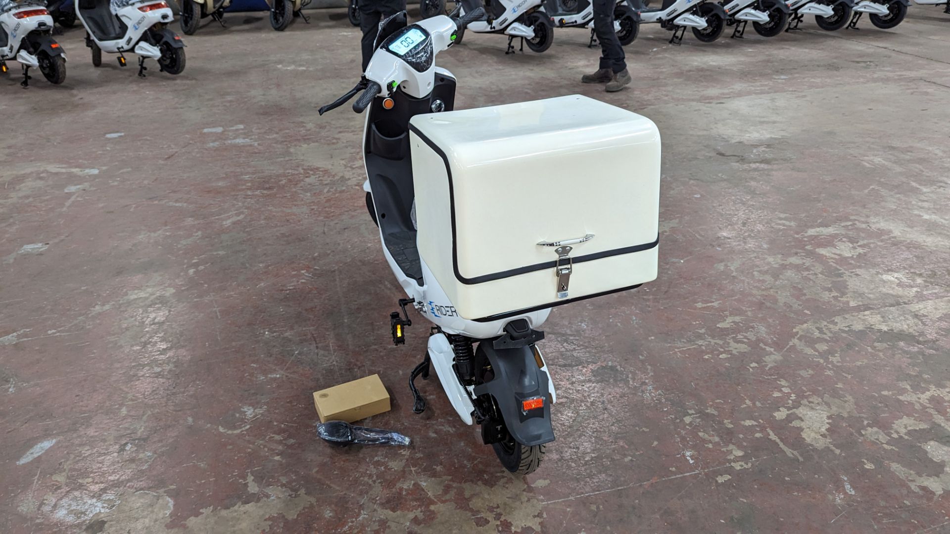 Model 18 Electric Bike: Zero (0) recorded miles, white body with black detailing, insulated box moun - Image 5 of 13