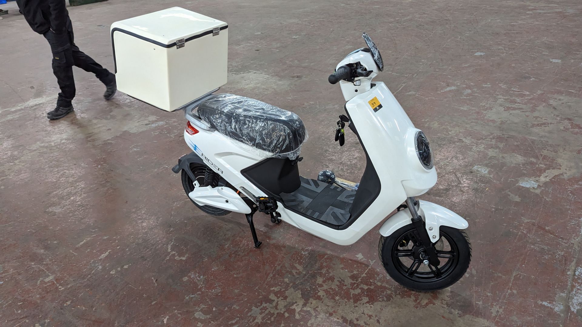 Model 18 Electric Bike: Zero (0) recorded miles, white body with black detailing, insulated box moun - Image 7 of 14