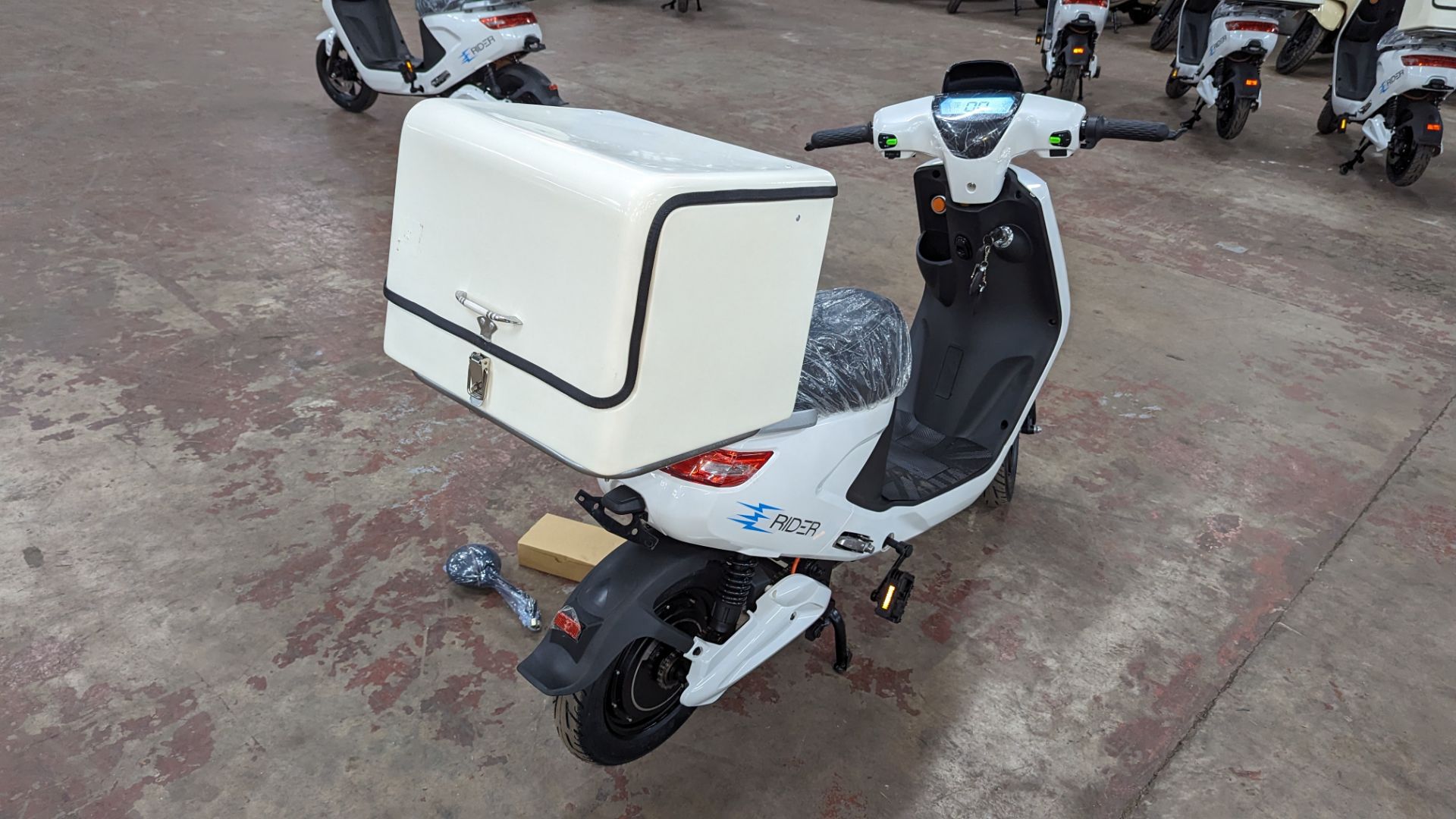 Model 18 Electric Bike: Zero (0) recorded miles, white body with black detailing, insulated box moun - Image 6 of 15