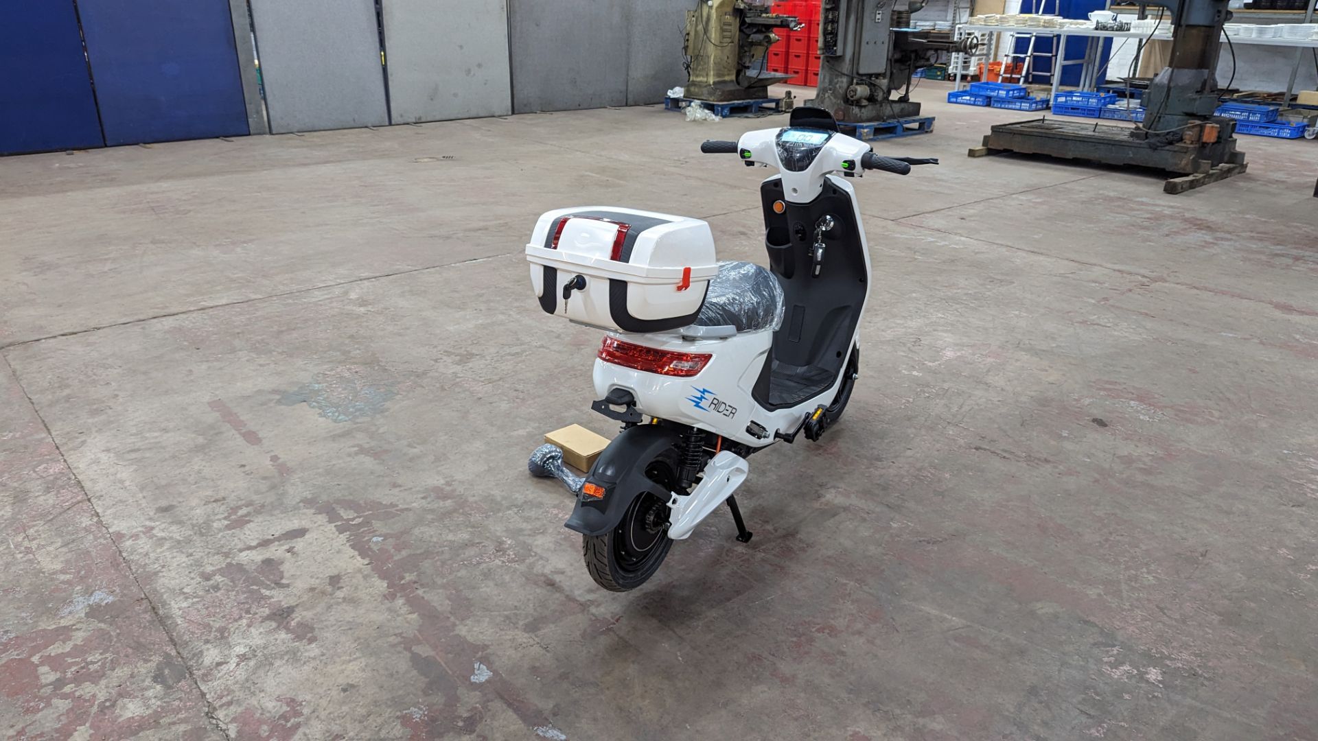 Model 18 Electric Bike: Zero (0) recorded miles, white body with black detailing, lockable storage b - Image 5 of 14