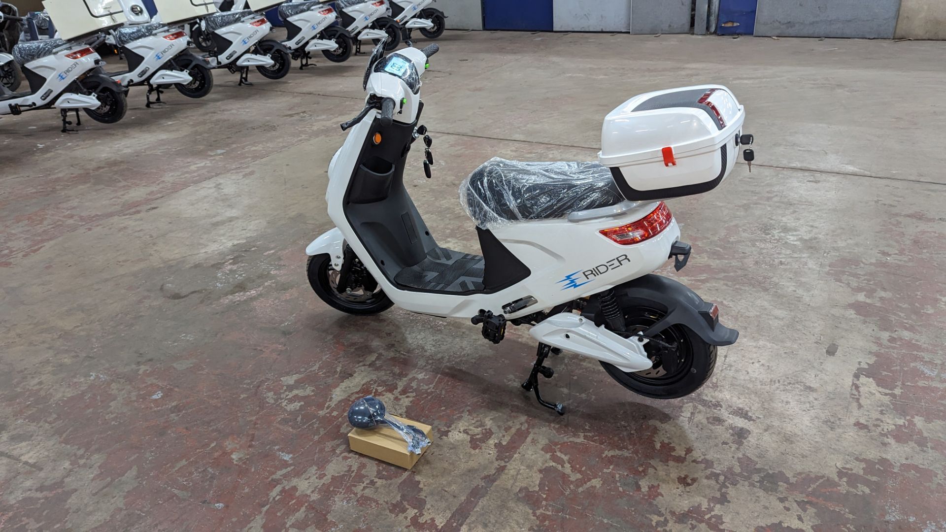 Model 18 Electric Bike: Zero (0) recorded miles, white body with black detailing, lockable storage b - Image 3 of 14