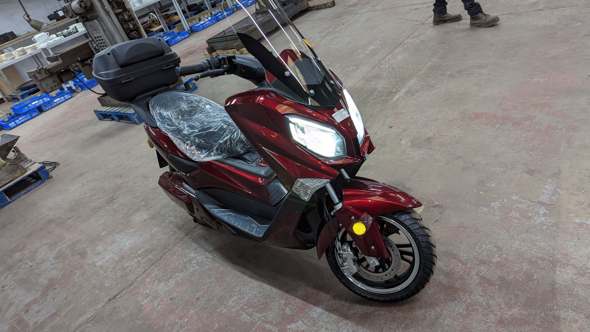 Model 65 Electric High Power Motorbike: Delivery Miles (only 1 recorded km), wine red body with blac - Image 6 of 17
