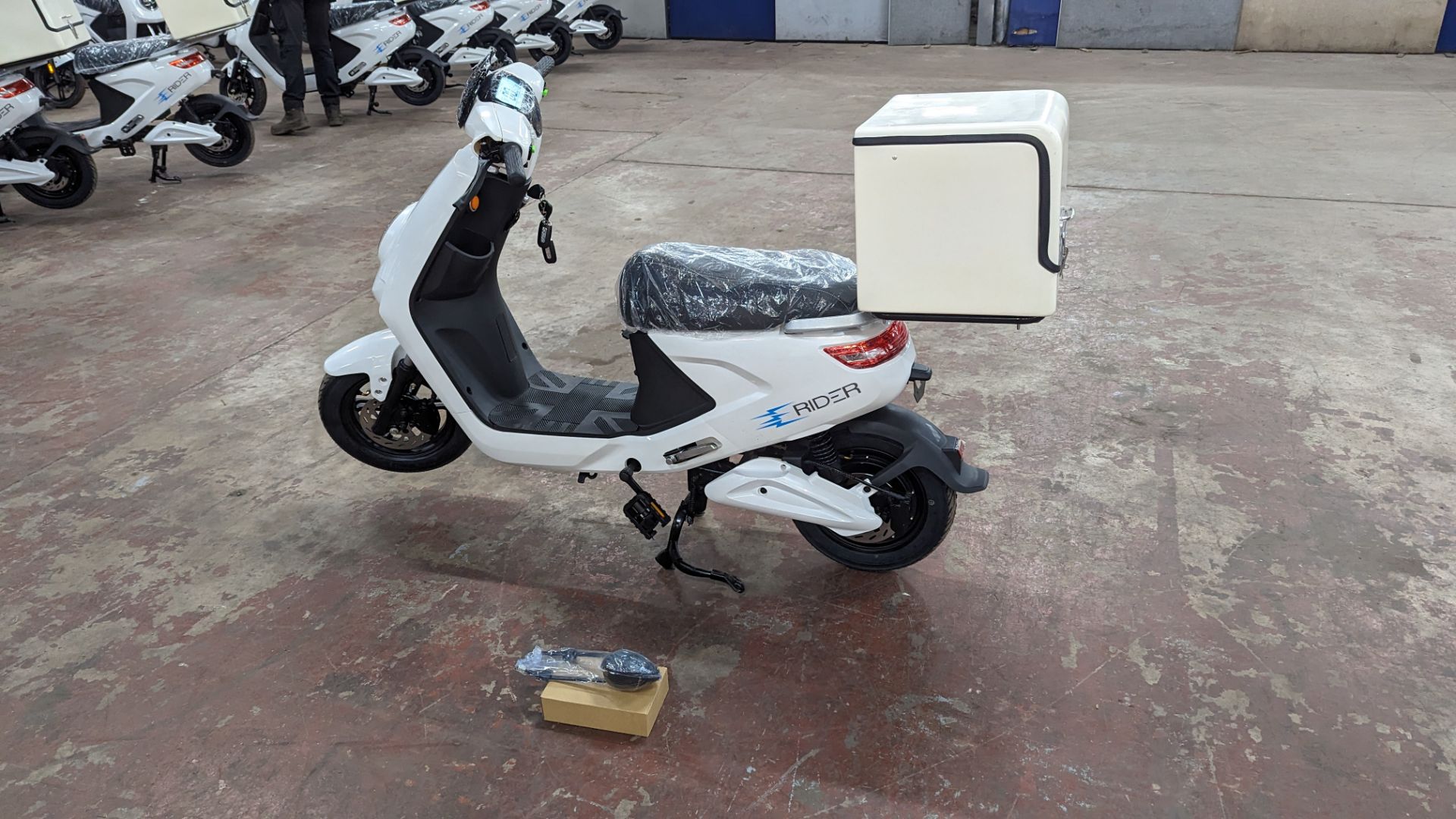 Model 18 Electric Bike: Zero (0) recorded miles, white body with black detailing, insulated box moun - Image 3 of 12