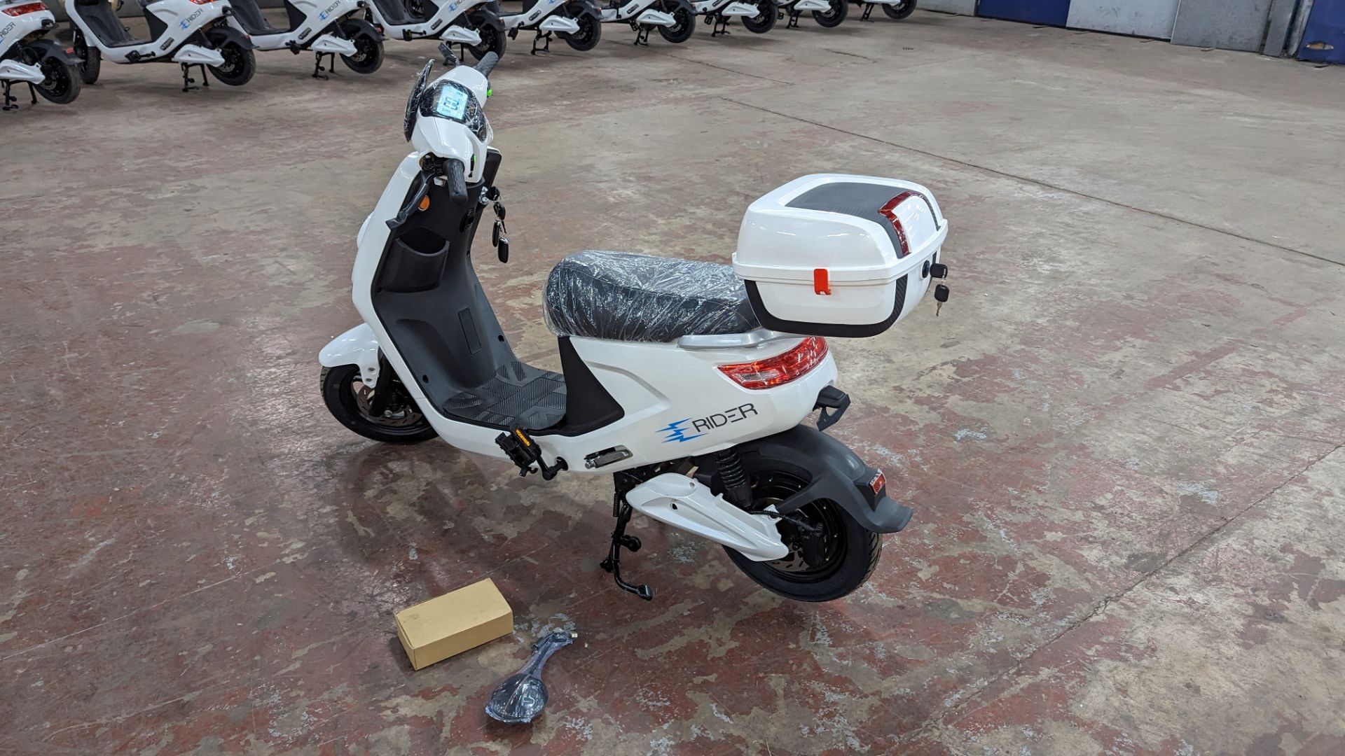 Model 18 Electric Bike: Zero (0) recorded miles, white body with black detailing, lockable storage b - Image 3 of 14