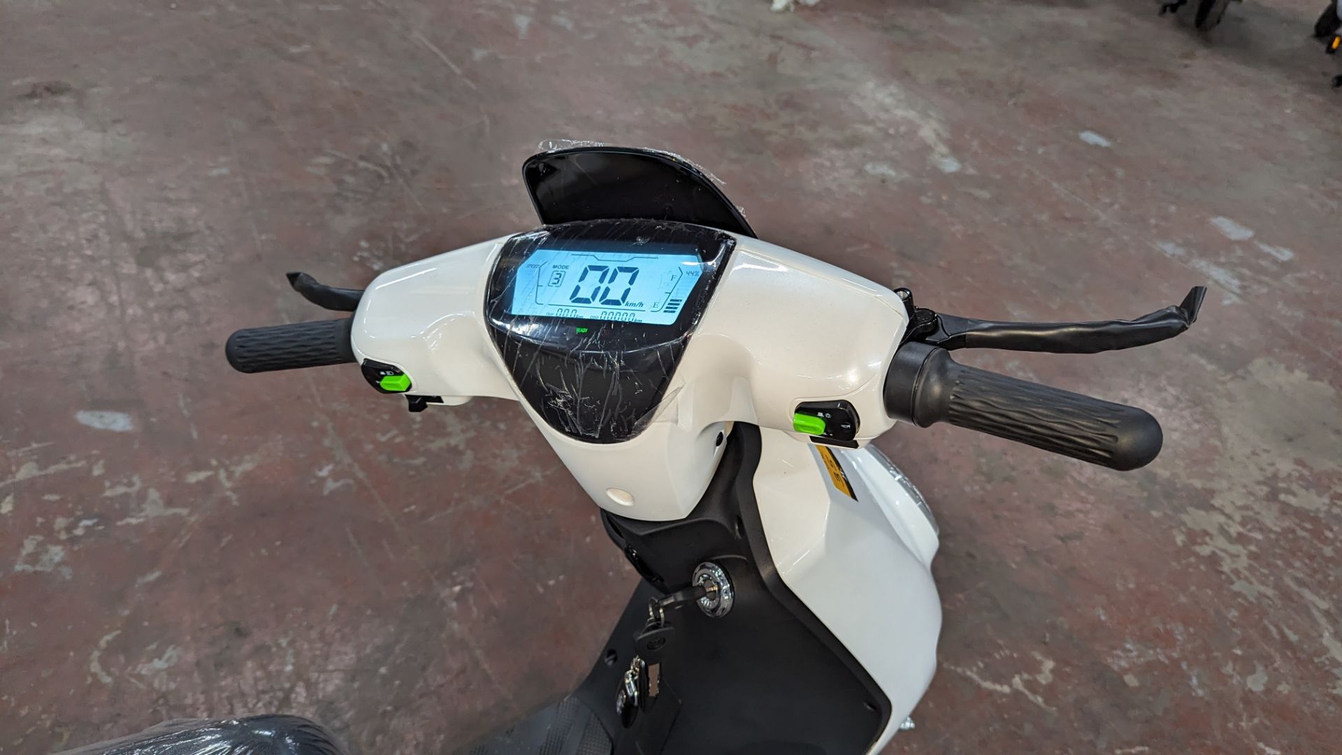Model 18 Electric Bike: Zero (0) recorded miles, white body with black detailing, insulated box moun - Image 10 of 13