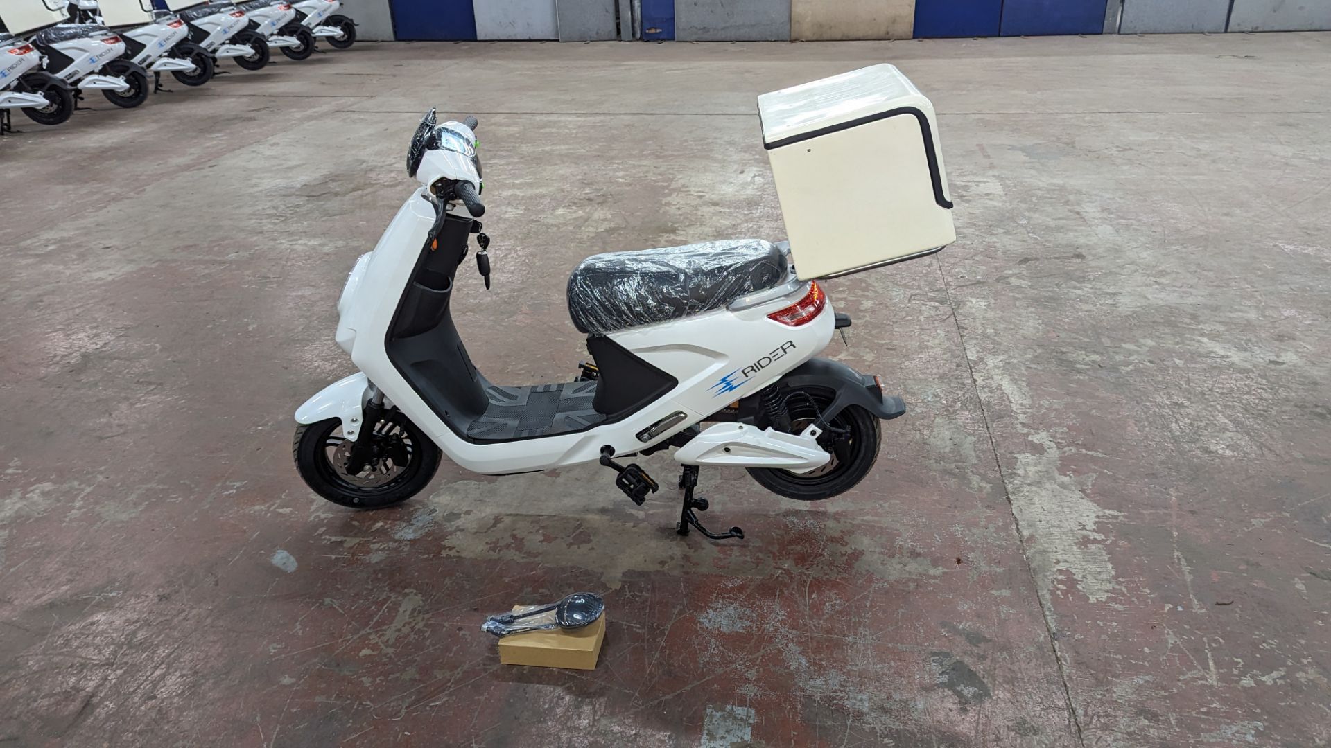 Model 18 Electric Bike: Zero (0) recorded miles, white body with black detailing, insulated box moun - Image 2 of 11