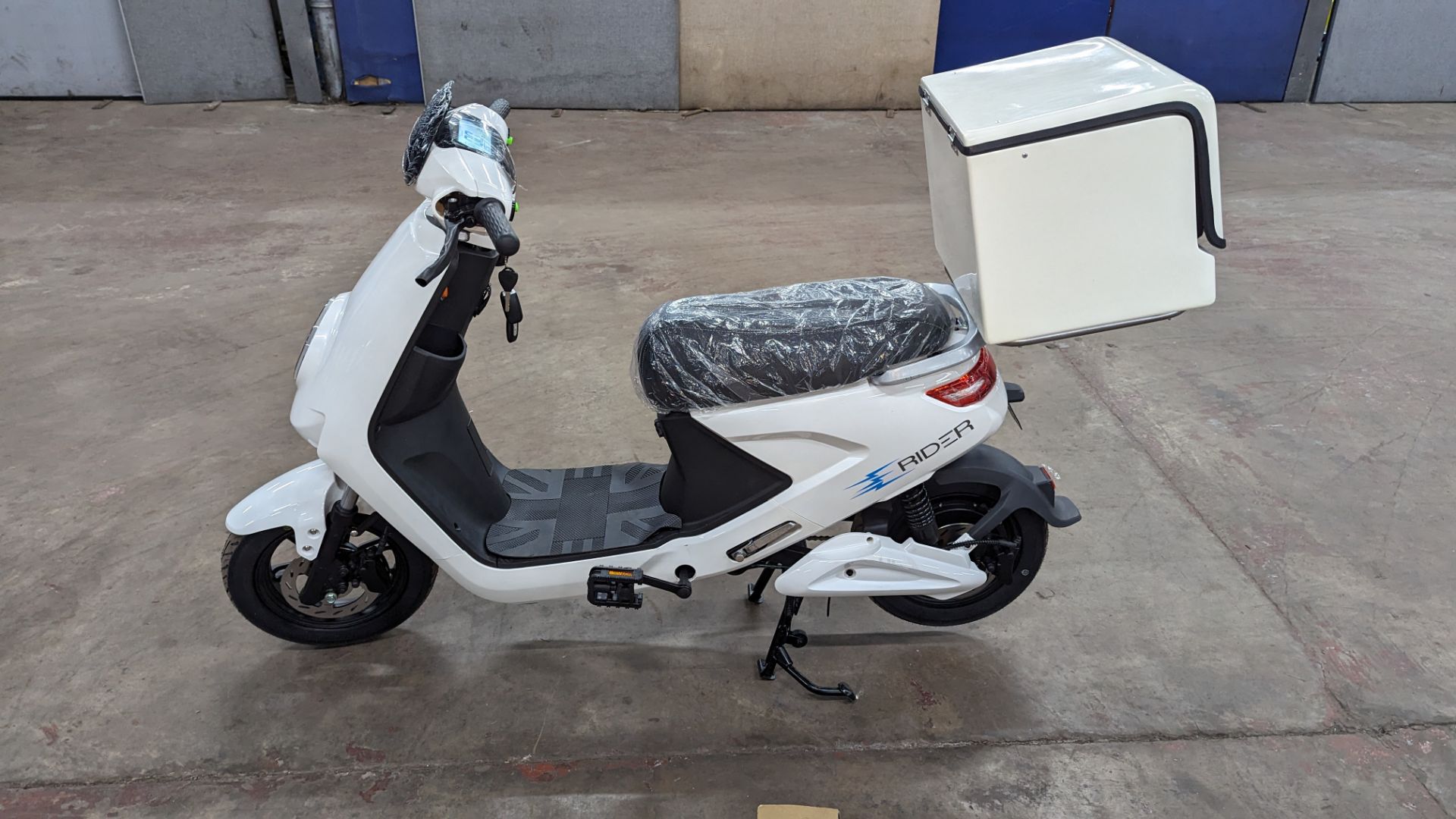 Model 18 Electric Bike: Zero (0) recorded miles, white body with black detailing, insulated box moun - Image 10 of 16
