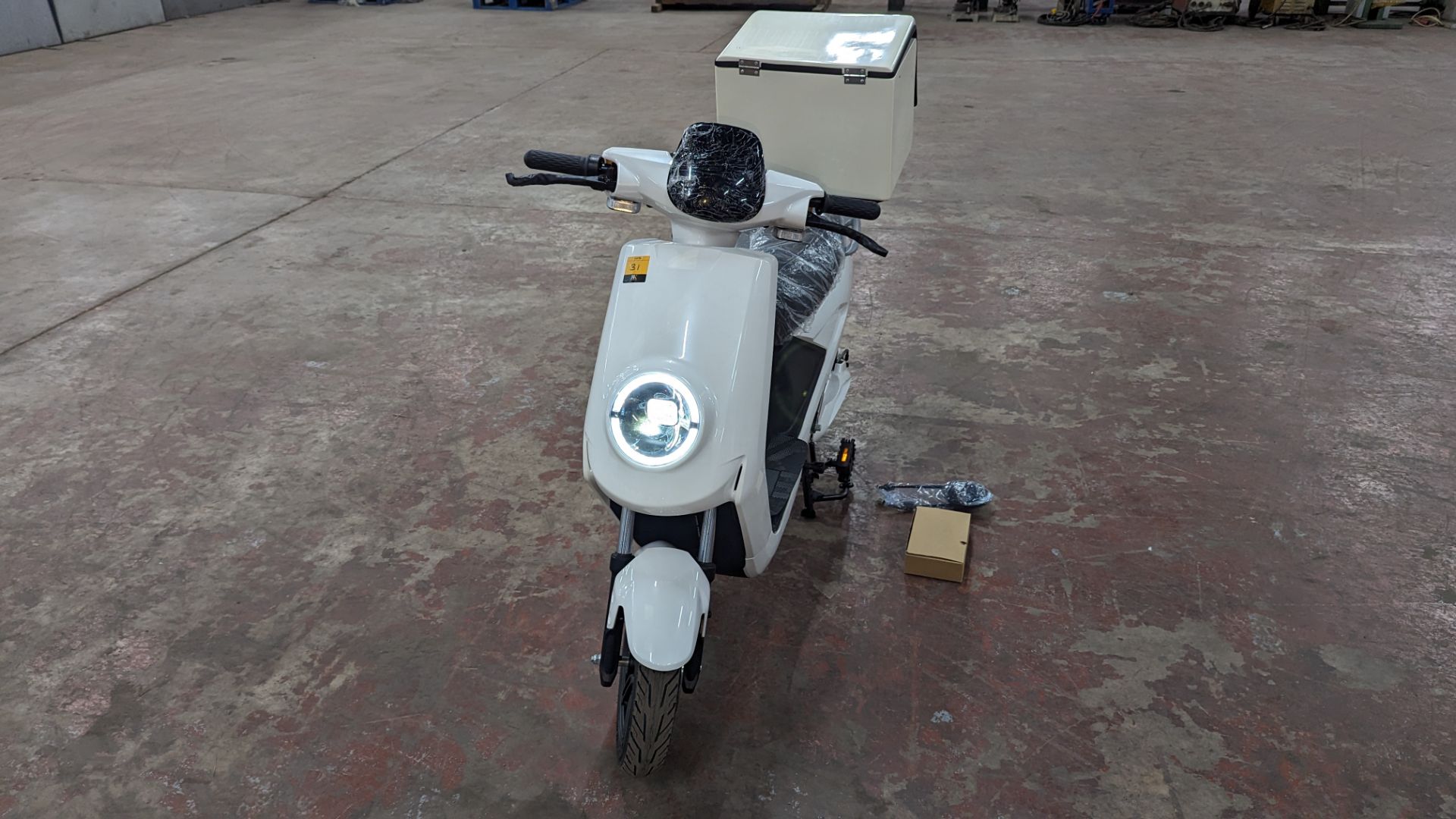 Model 18 Electric Bike: Zero (0) recorded miles, white body with black detailing, insulated box moun - Image 8 of 13