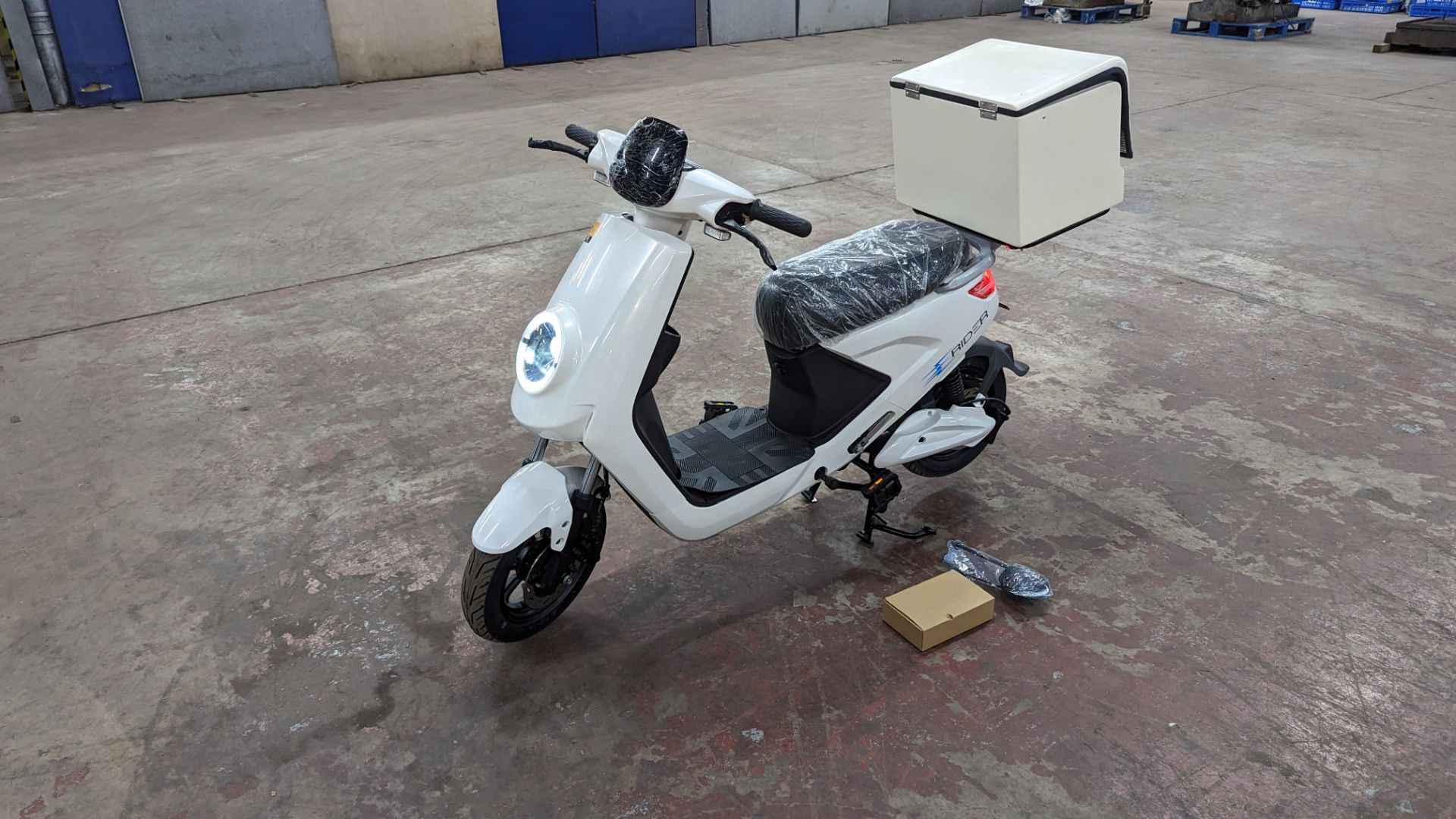 Model 18 Electric Bike: Zero (0) recorded miles, white body with black detailing, insulated box moun