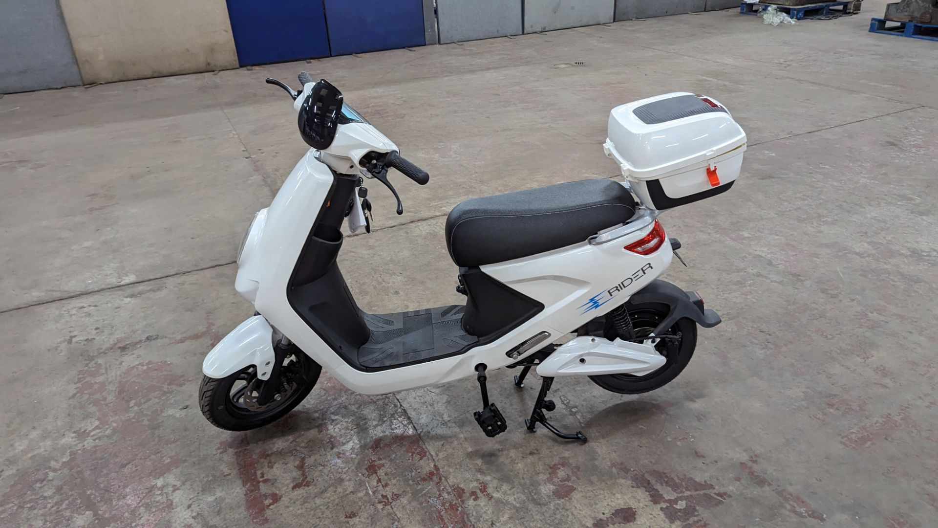 Model 18 Electric Bike: 15 recorded miles (understood to be a demonstrator), white body with black d - Image 2 of 12