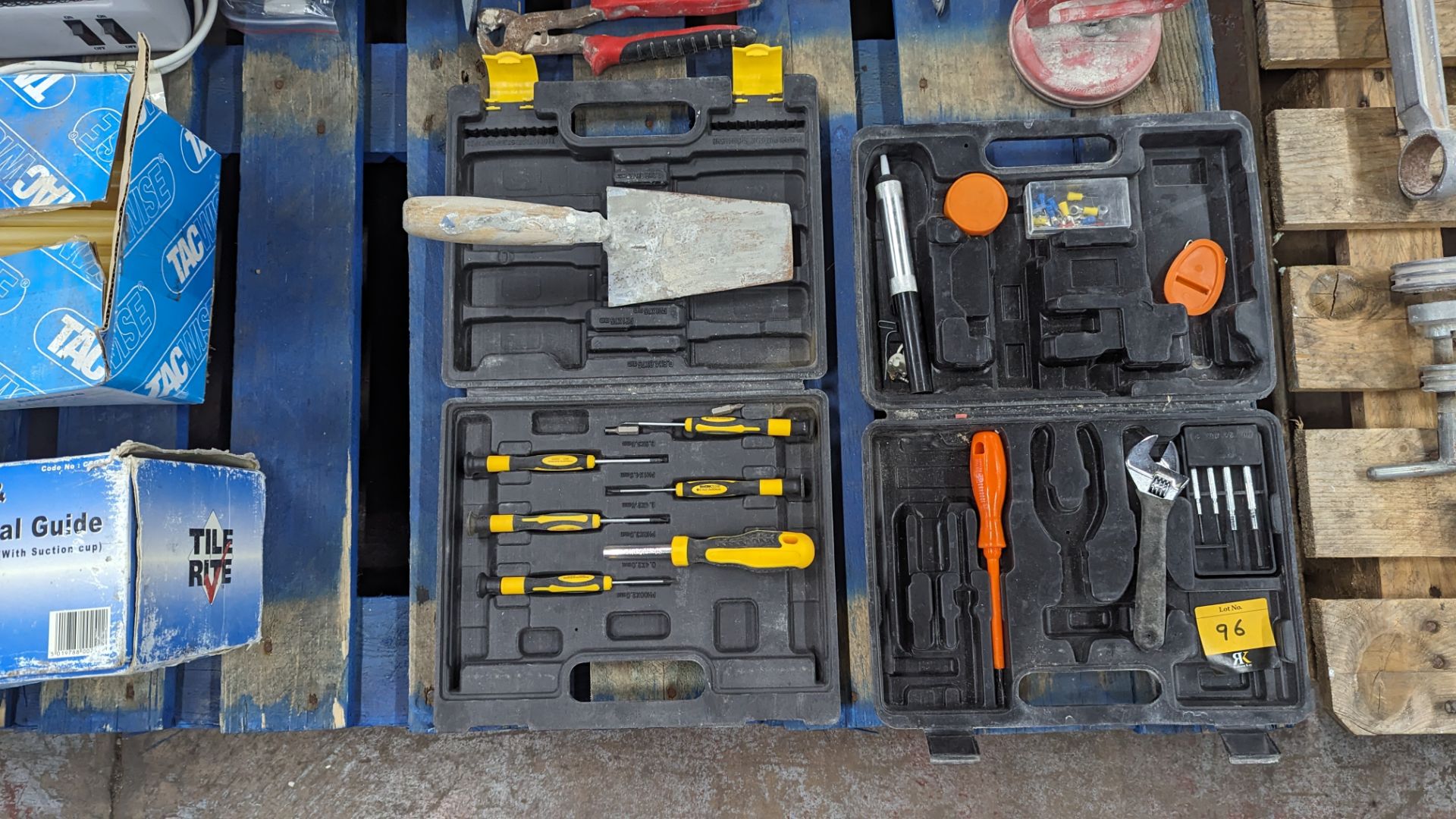The contents of a pallet of tools and miscellaneous including screwdriver kit, tool bag and boxes, U - Image 4 of 10
