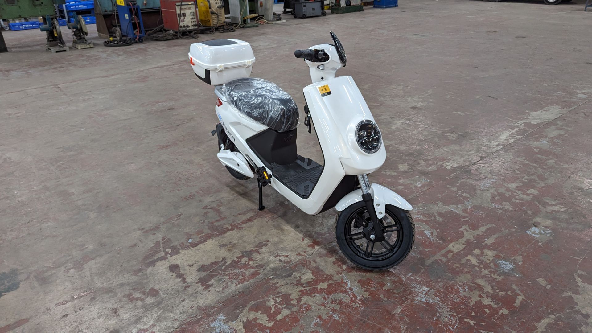 Model 18 Electric Bike: Zero (0) recorded miles, white body with black detailing, lockable storage b - Image 7 of 14