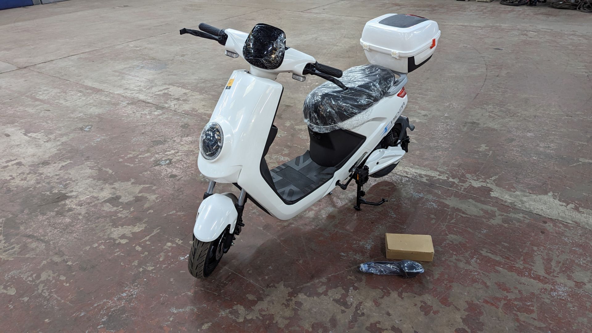 Model 18 Electric Bike: Zero (0) recorded miles, white body with black detailing, lockable storage b - Image 7 of 14