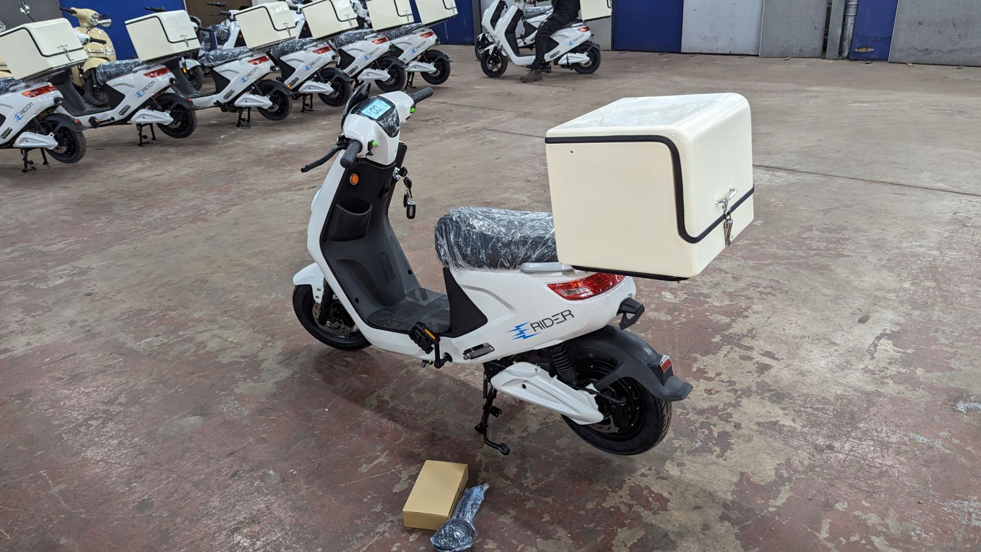 Model 18 Electric Bike: Zero (0) recorded miles, white body with black detailing, insulated box moun - Image 3 of 13