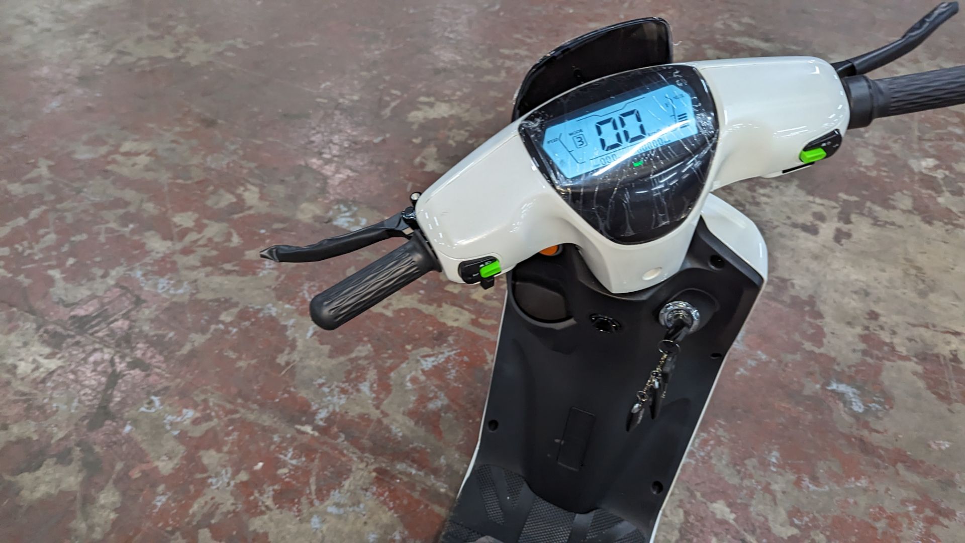 Model 18 Electric Bike: Zero (0) recorded miles, white body with black detailing, lockable storage b - Image 10 of 14