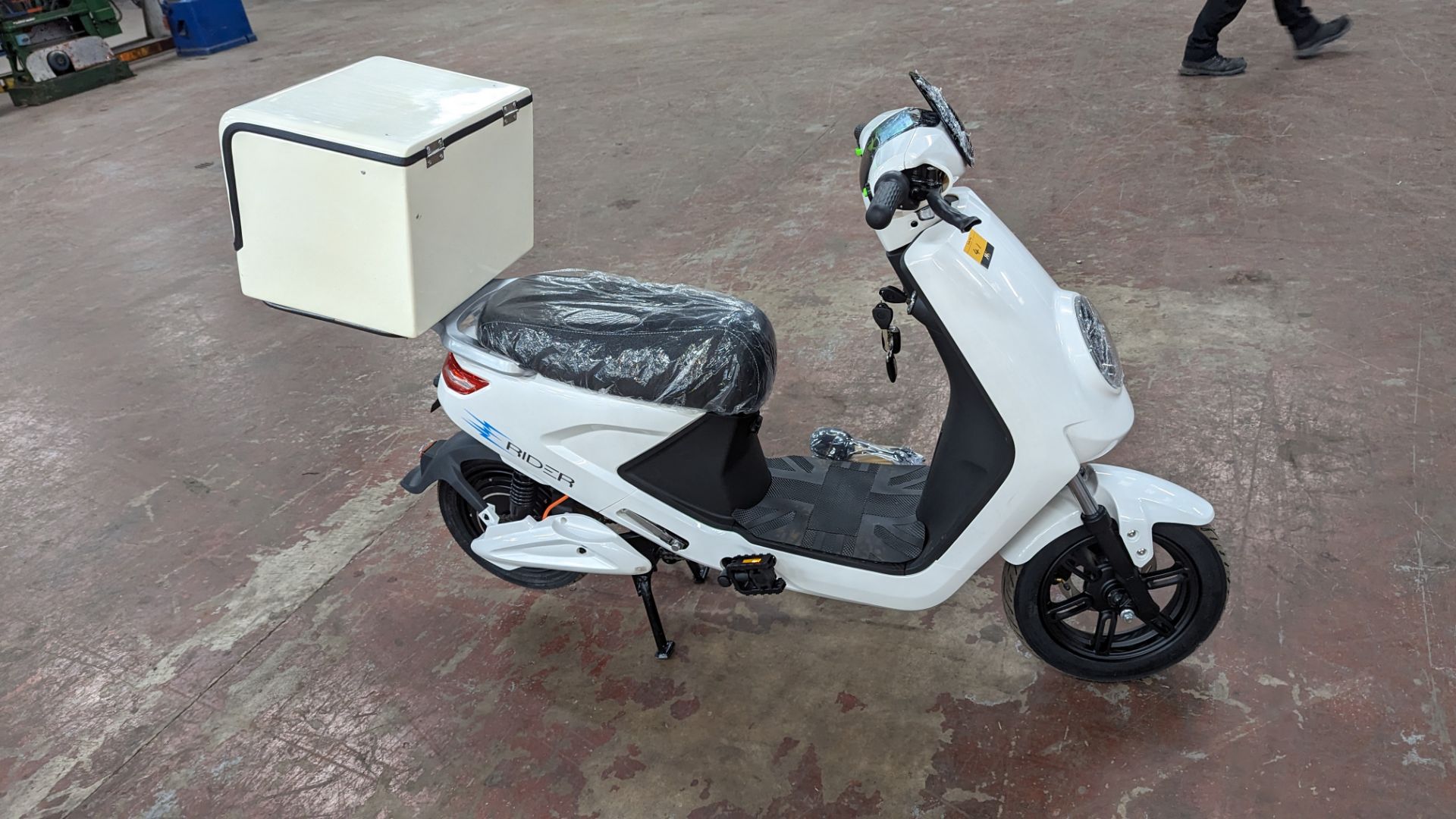 Model 18 Electric Bike: Zero (0) recorded miles, white body with black detailing, insulated box moun - Image 5 of 11
