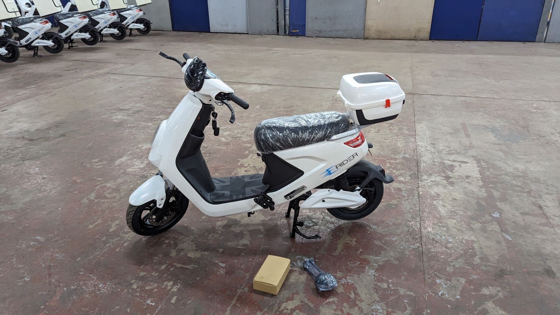 Model 18 Electric Bike: Zero (0) recorded miles, white body with black detailing, lockable storage b - Image 2 of 14