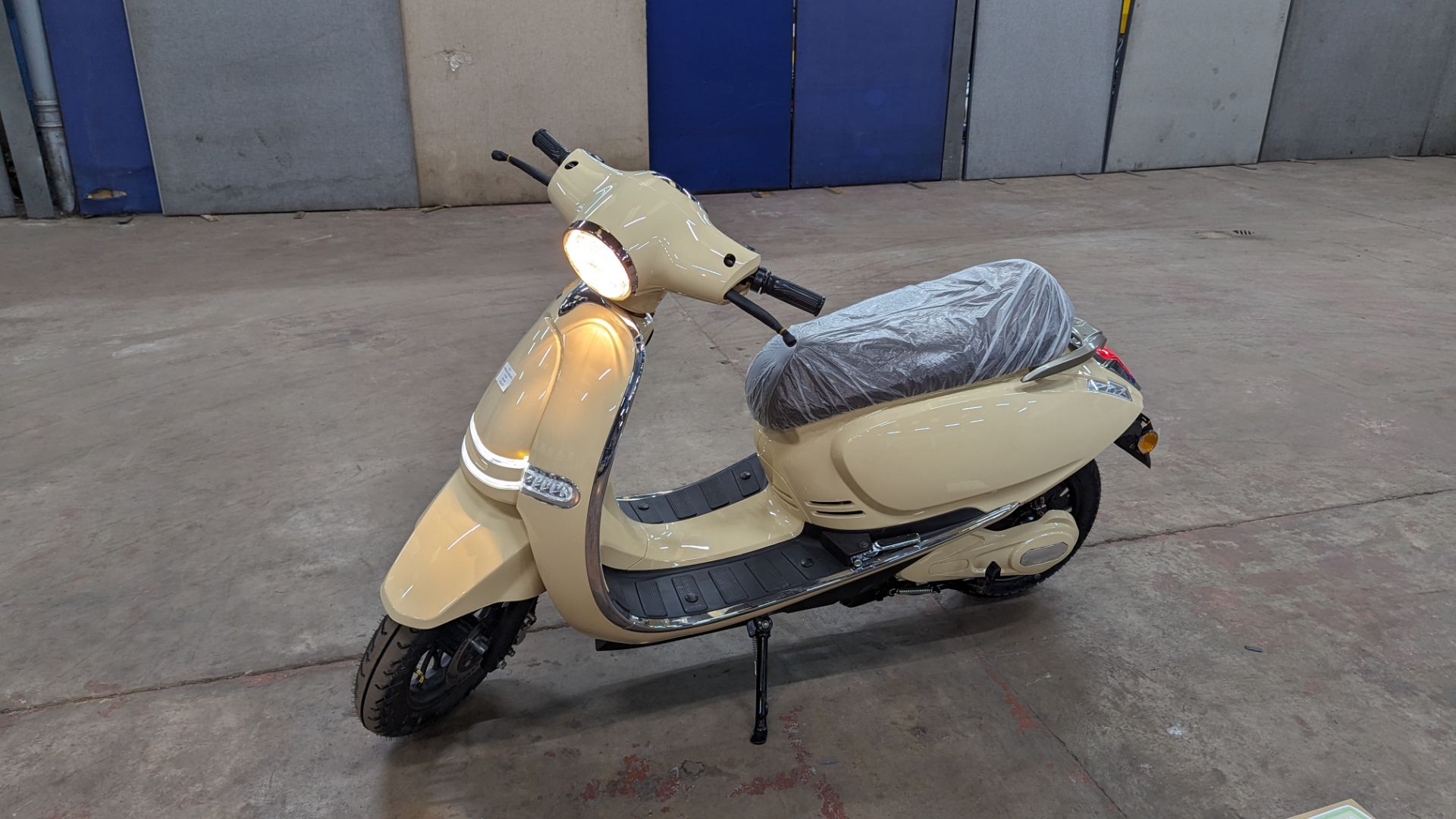 Model 30 Roma Electric Moped: Delivery Miles (no more than 4 recorded km on the odometer), cream/bei