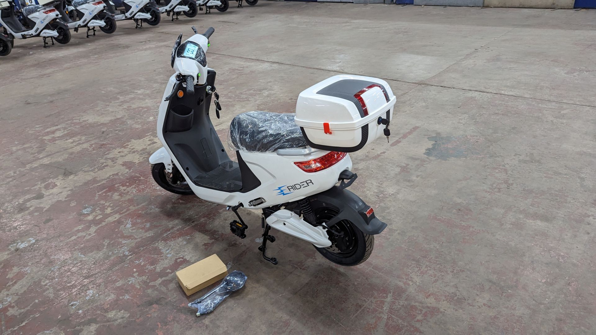 Model 18 Electric Bike: Zero (0) recorded miles, white body with black detailing, lockable storage b - Image 3 of 14