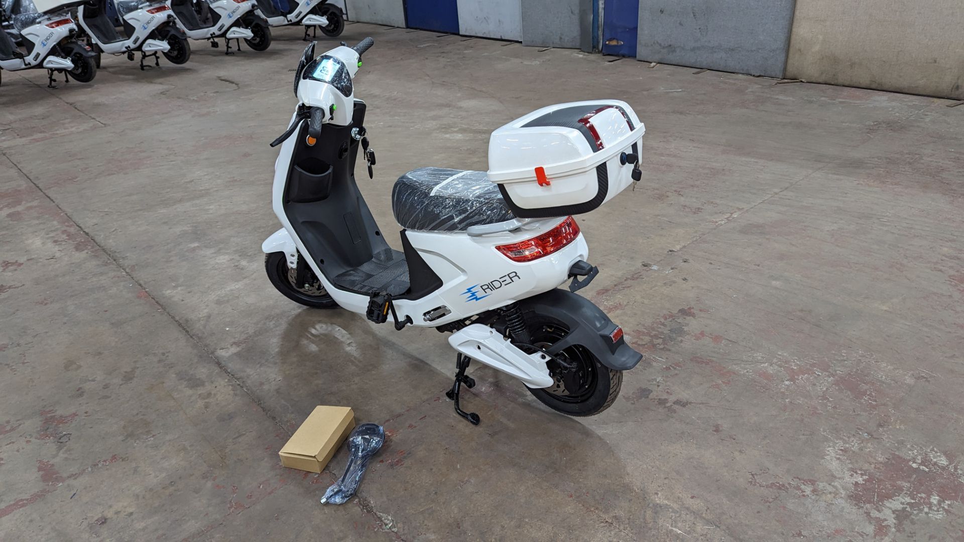 Model 18 Electric Bike: Zero (0) recorded miles, white body with black detailing, lockable storage b - Image 3 of 13