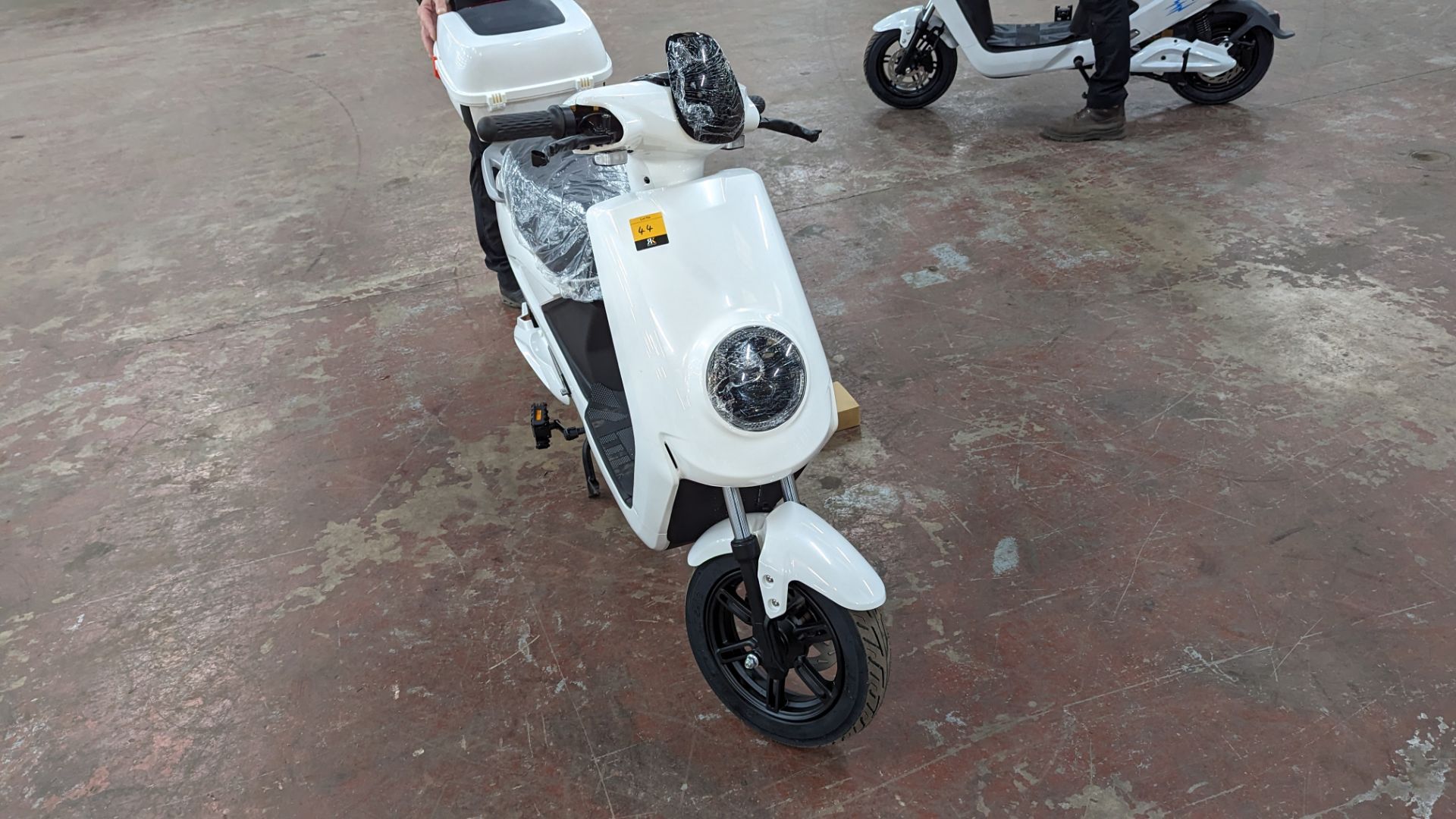 Model 18 Electric Bike: Zero (0) recorded miles, white body with black detailing, lockable storage b - Image 6 of 13