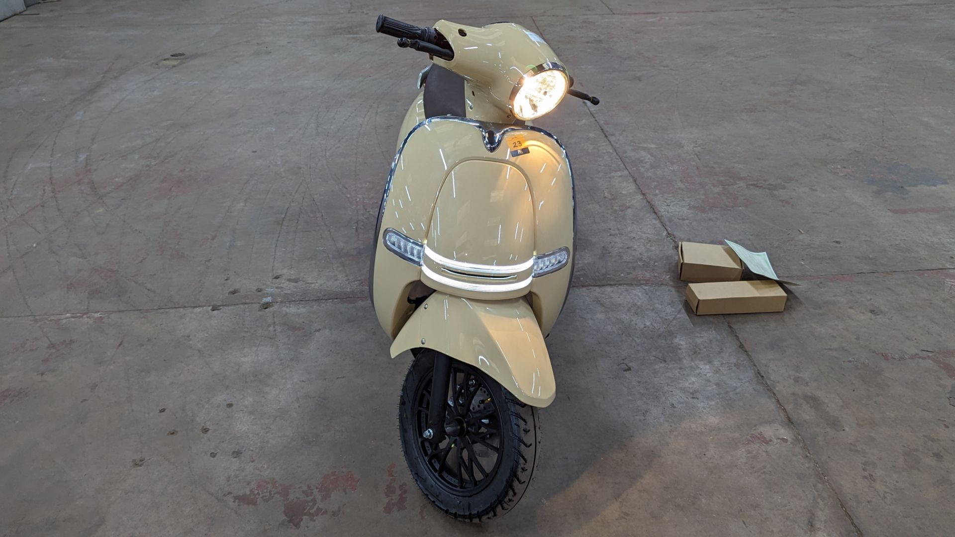 Model 30 Roma Electric Moped: Delivery Miles (no more than 4 recorded km on the odometer), cream/bei - Image 8 of 15