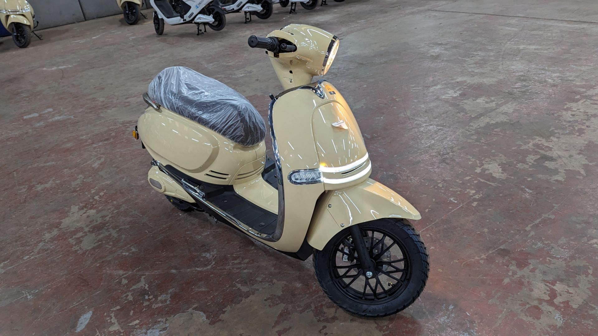 Model 30 Roma Electric Moped: Delivery Miles (no more than 4 recorded km on the odometer), cream/bei - Image 8 of 17