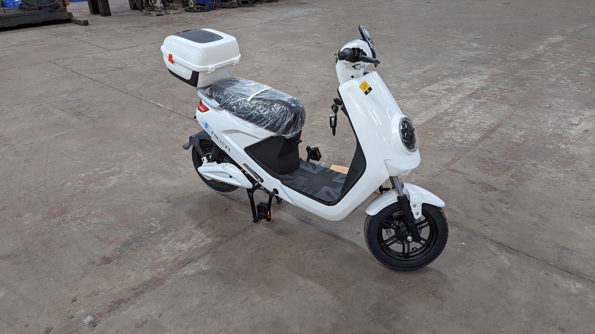 Model 18 Electric Bike: Zero (0) recorded miles, white body with black detailing, lockable storage b - Image 6 of 13