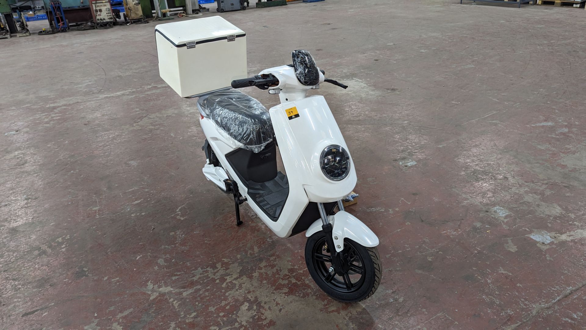 Model 18 Electric Bike: Zero (0) recorded miles, white body with black detailing, insulated box moun - Image 8 of 14