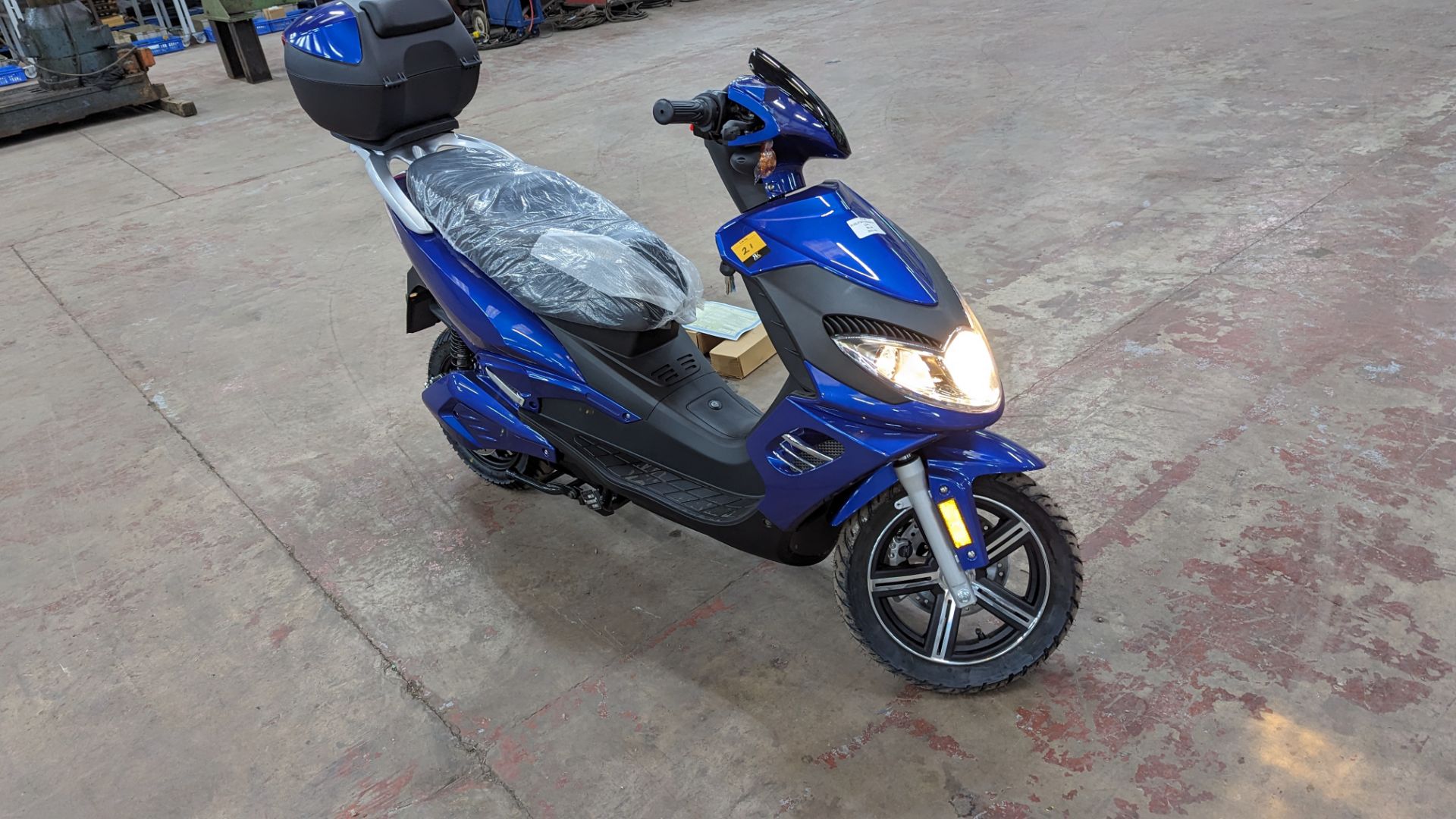 Model 50 Electric Motorbike: Delivery Miles (no more than 3 recorded km on the odometer), blue, 5000 - Image 7 of 15