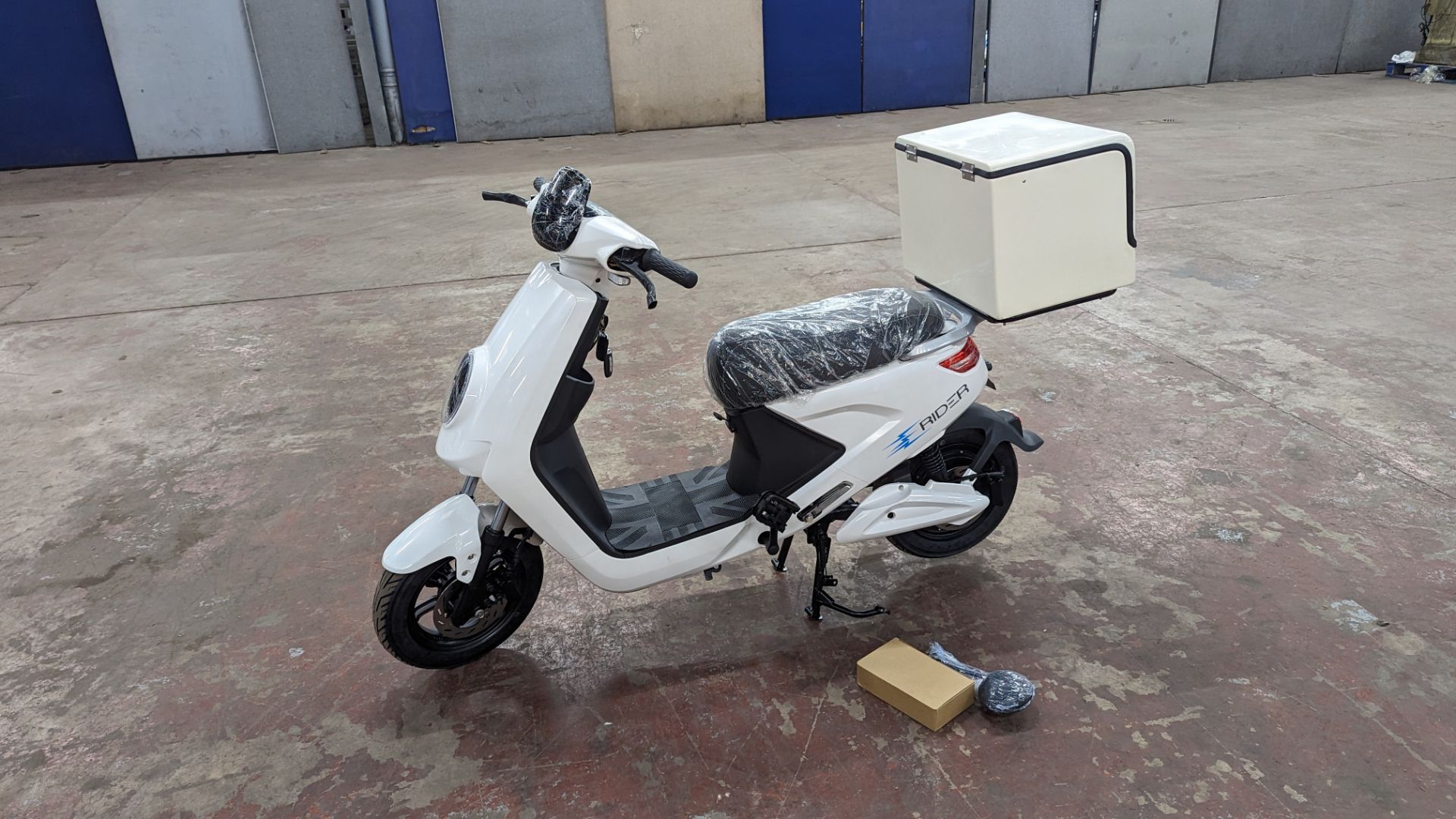 Model 18 Electric Bike: Zero (0) recorded miles, white body with black detailing, insulated box moun