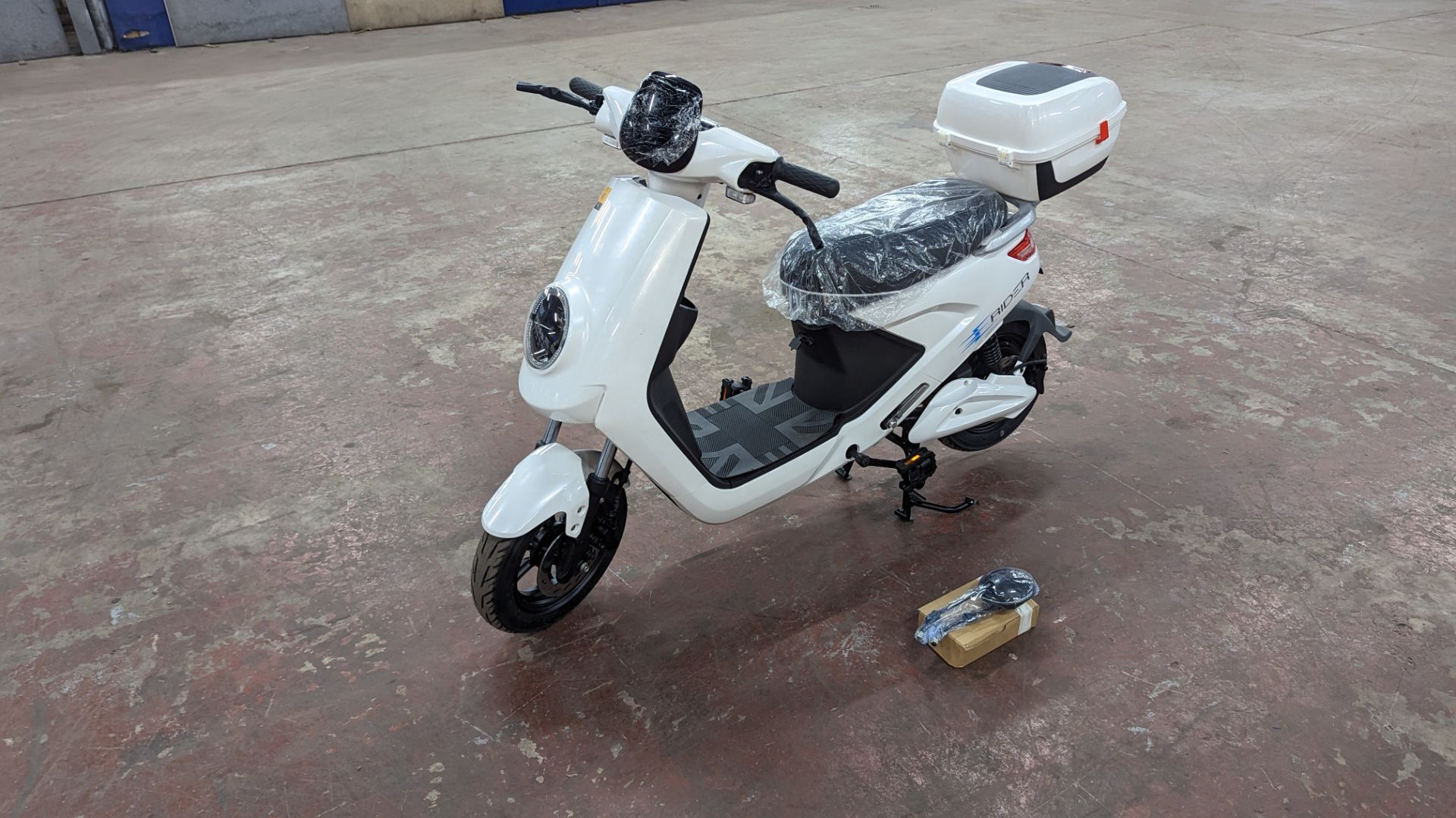 Model 18 Electric Bike: Zero (0) recorded miles, white body with black detailing, lockable storage b