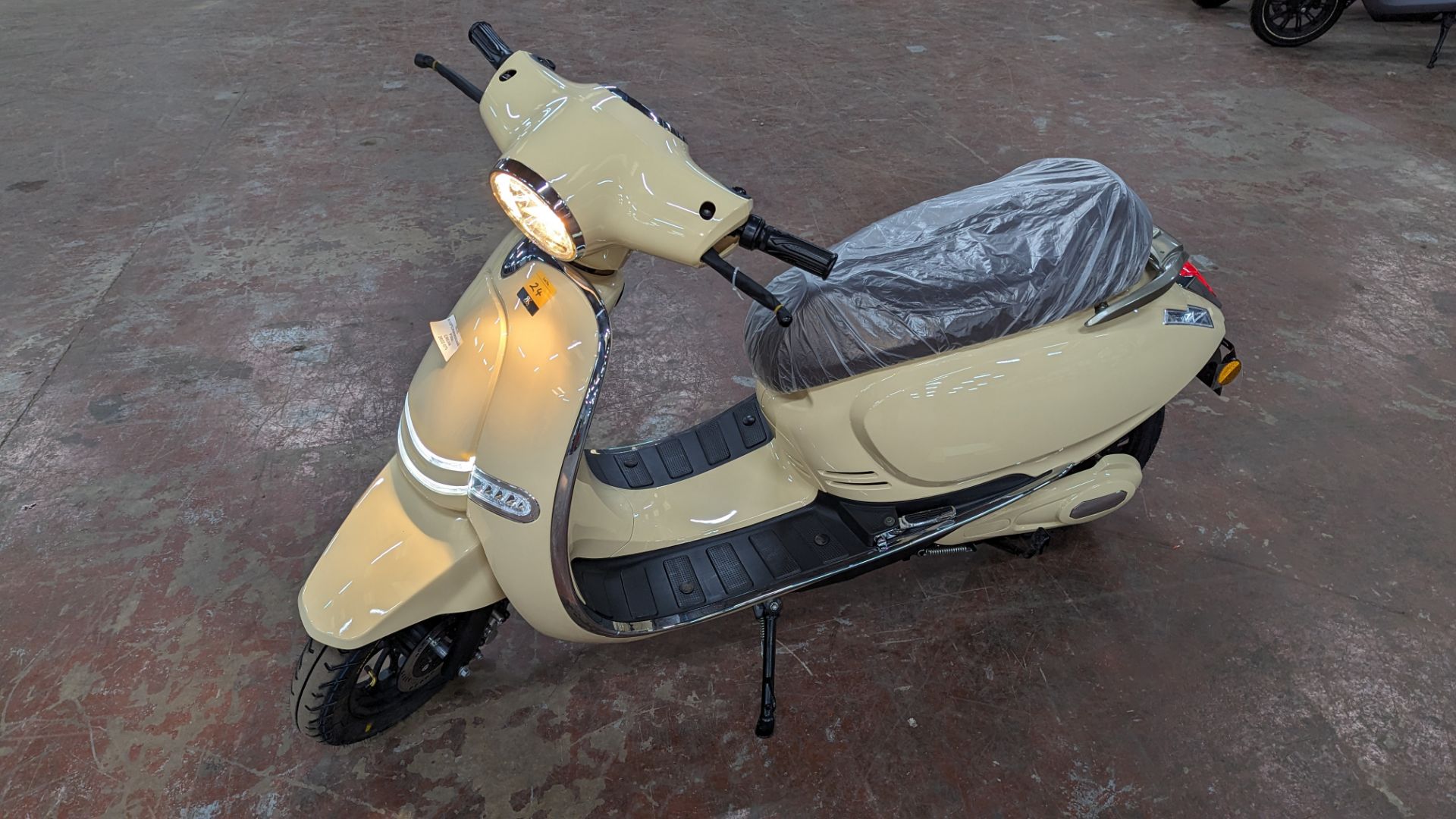 Model 30 Roma Electric Moped: Delivery Miles (no more than 4 recorded km on the odometer), cream/bei - Image 10 of 17