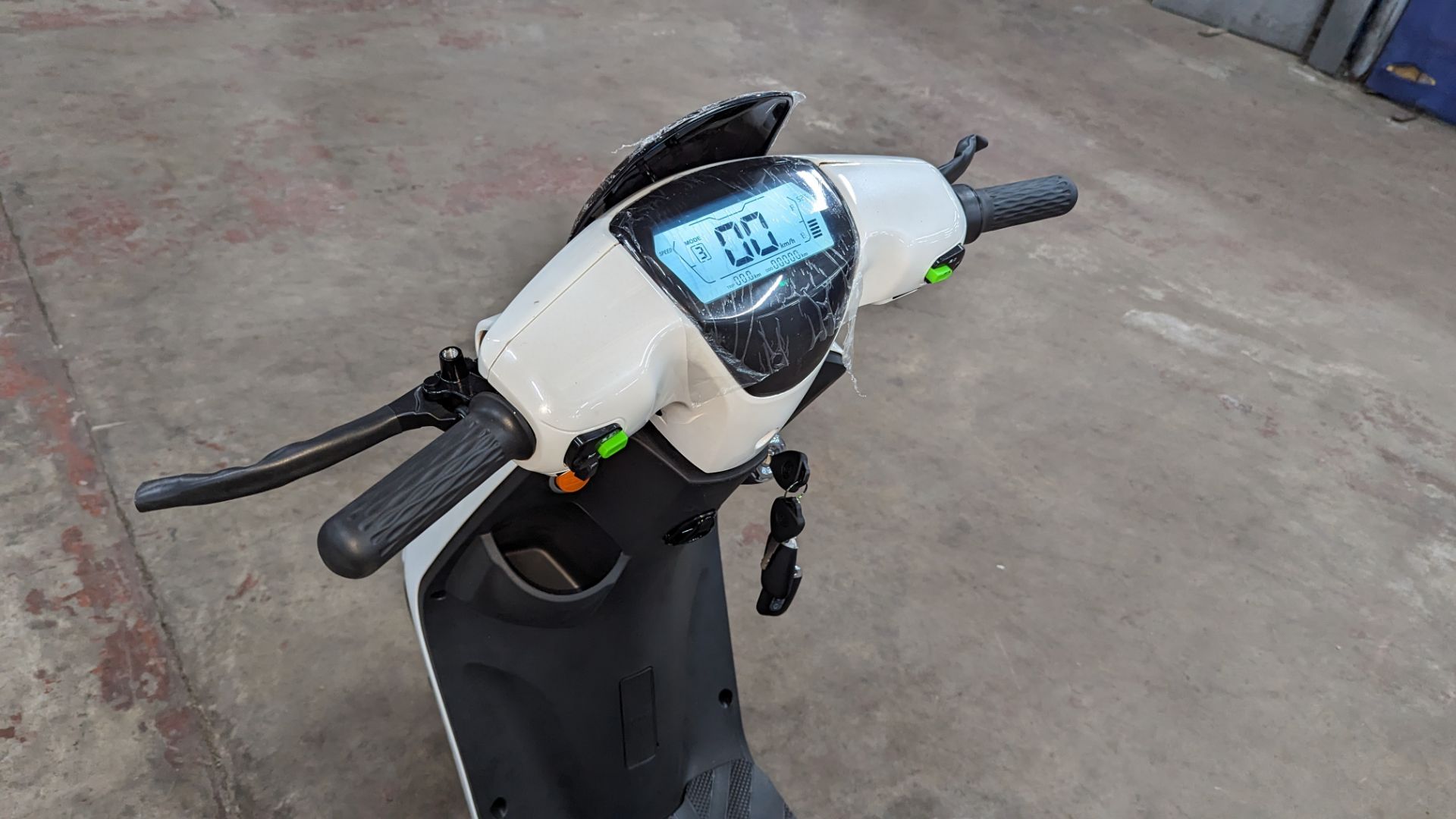 Model 18 Electric Bike: Zero (0) recorded miles, white body with black detailing, insulated box moun - Image 11 of 16