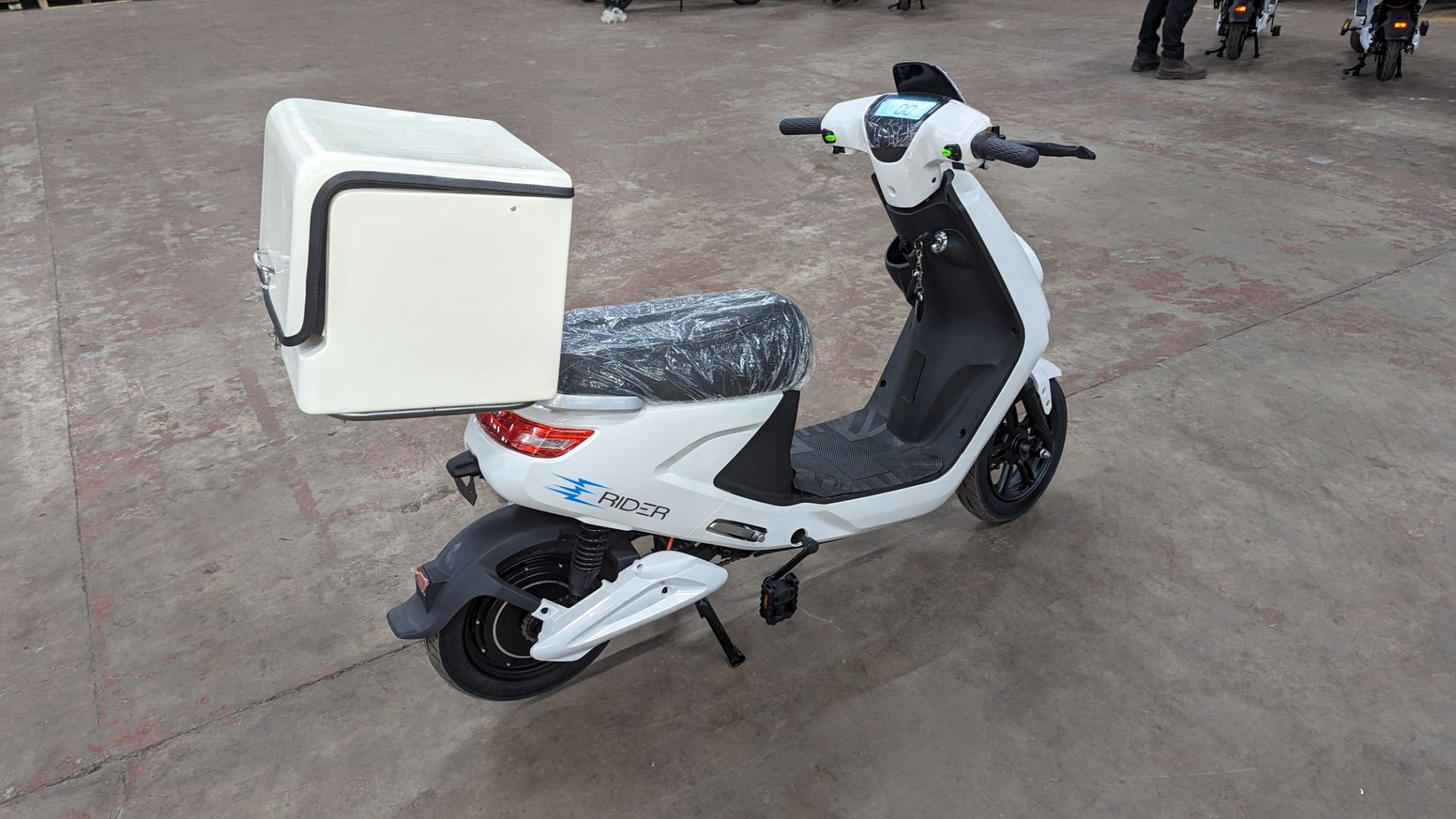 Model 18 Electric Bike: Zero (0) recorded miles, white body with black detailing, insulated box moun - Image 5 of 16
