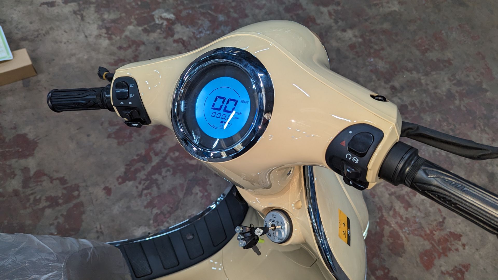 Model 30 Roma Electric Moped: Delivery Miles (no more than 4 recorded km on the odometer), cream/bei - Image 9 of 14