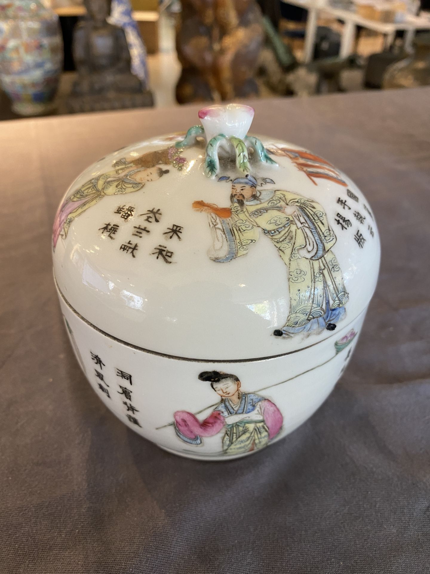 A Chinese famille rose 'Wu Shuang Pu' bowl and cover, Qianlong mark, Republic - Bild 8 aus 18