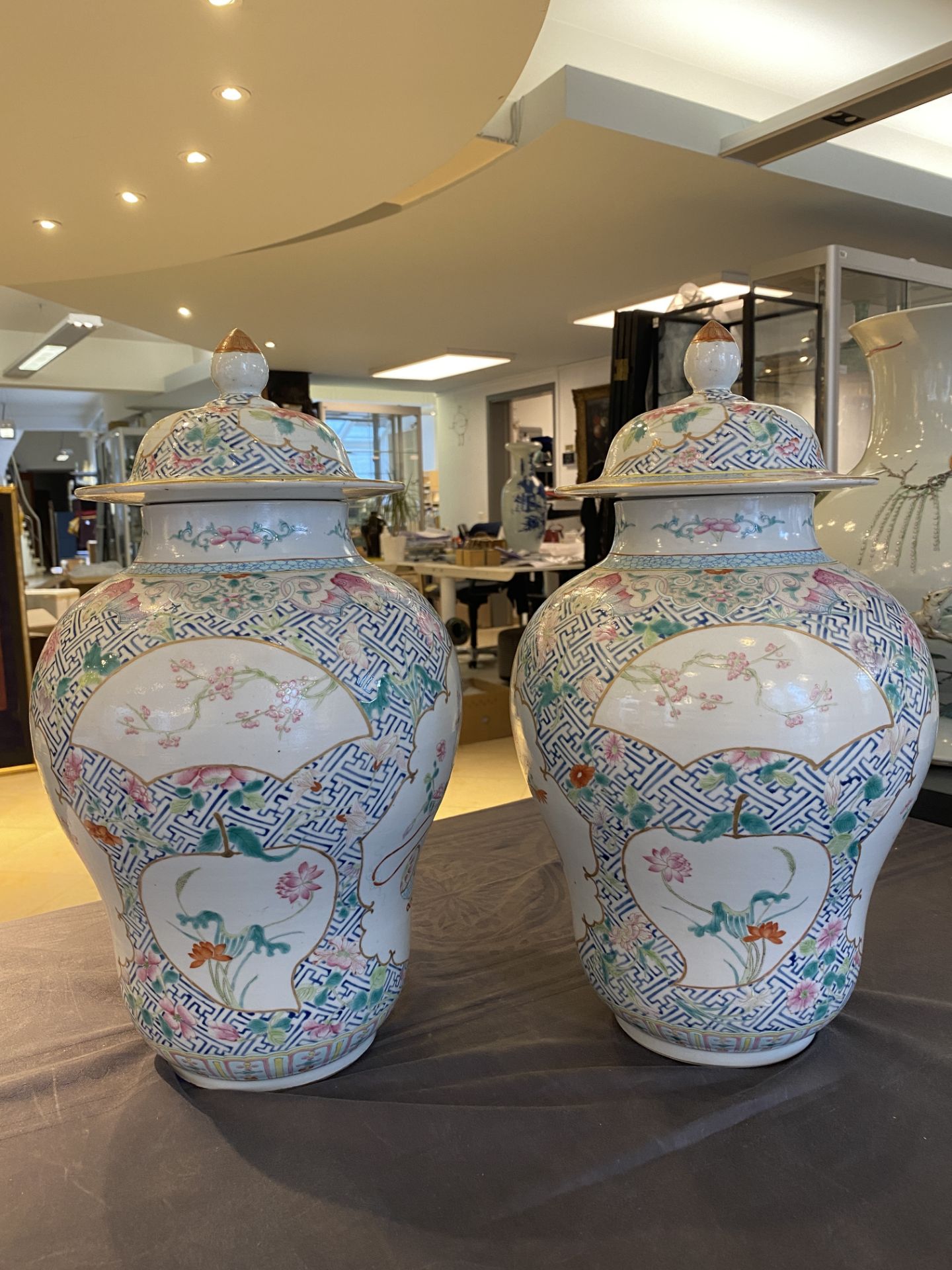 A pair of fine Chinese famille rose vases and covers, Qianlong mark, 19th C. - Bild 9 aus 45
