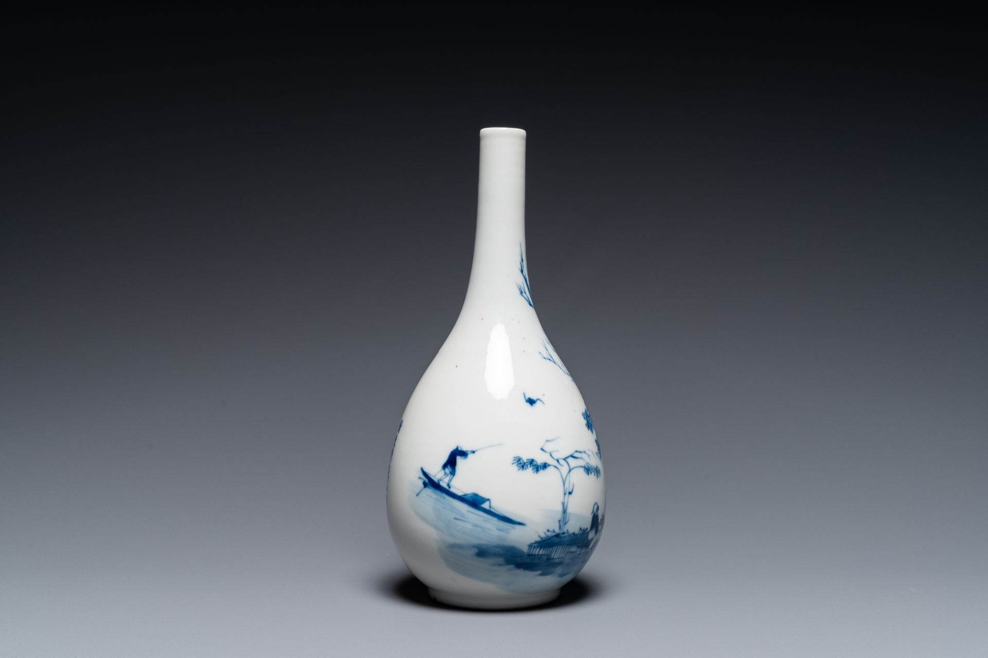 A Chinese blue and white 'Bleu de Hue' bottle vase for the Vietnamese market, Tho mark, 19th C. - Image 4 of 15